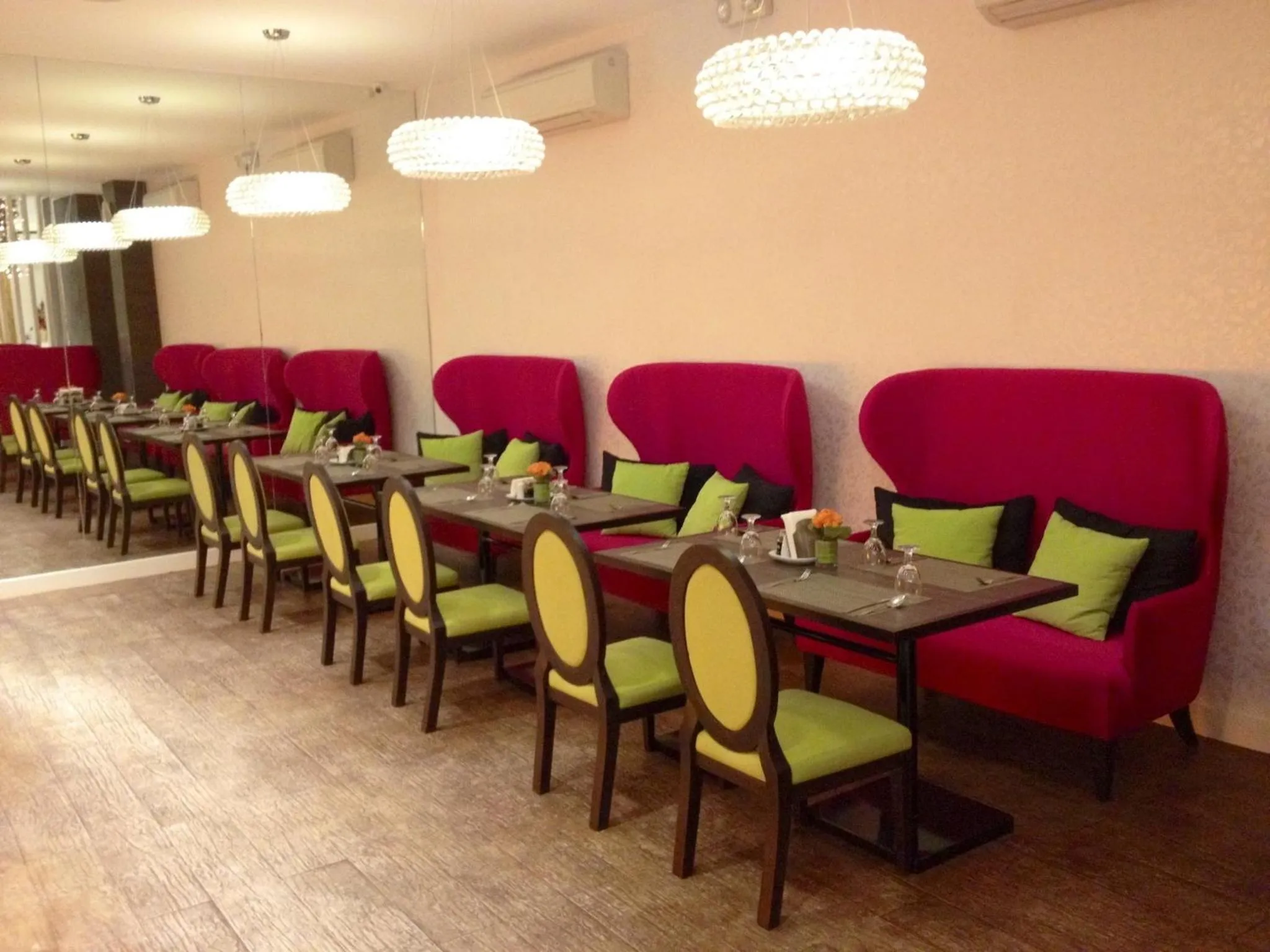 Restaurant/places to eat in Lenox Hotel