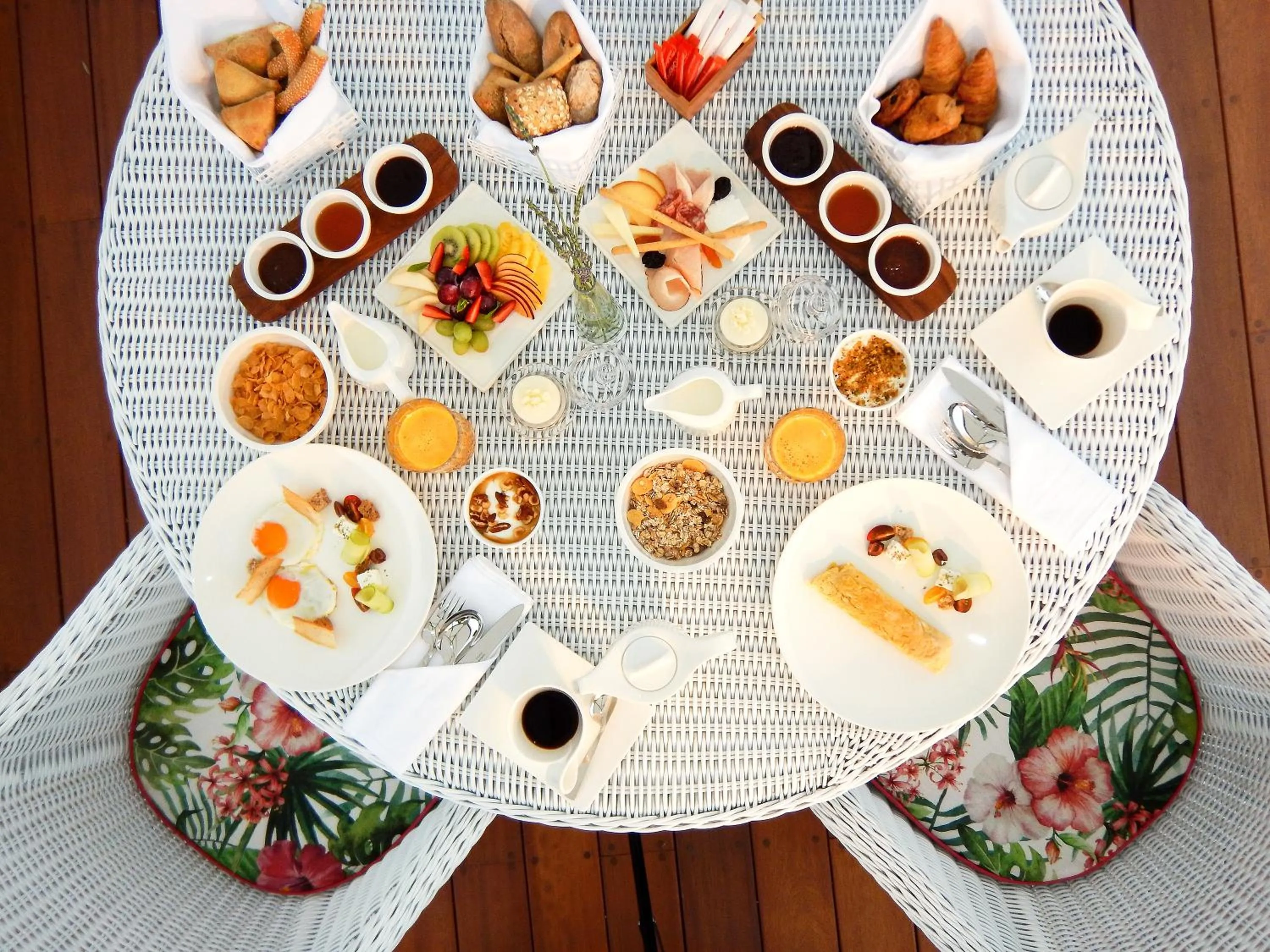 Food and drinks in Avaton Luxury Beach Resort - Relais & Chateaux