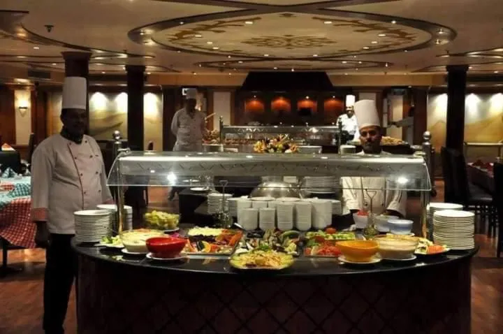 Restaurant/places to eat in nile cruise king boat