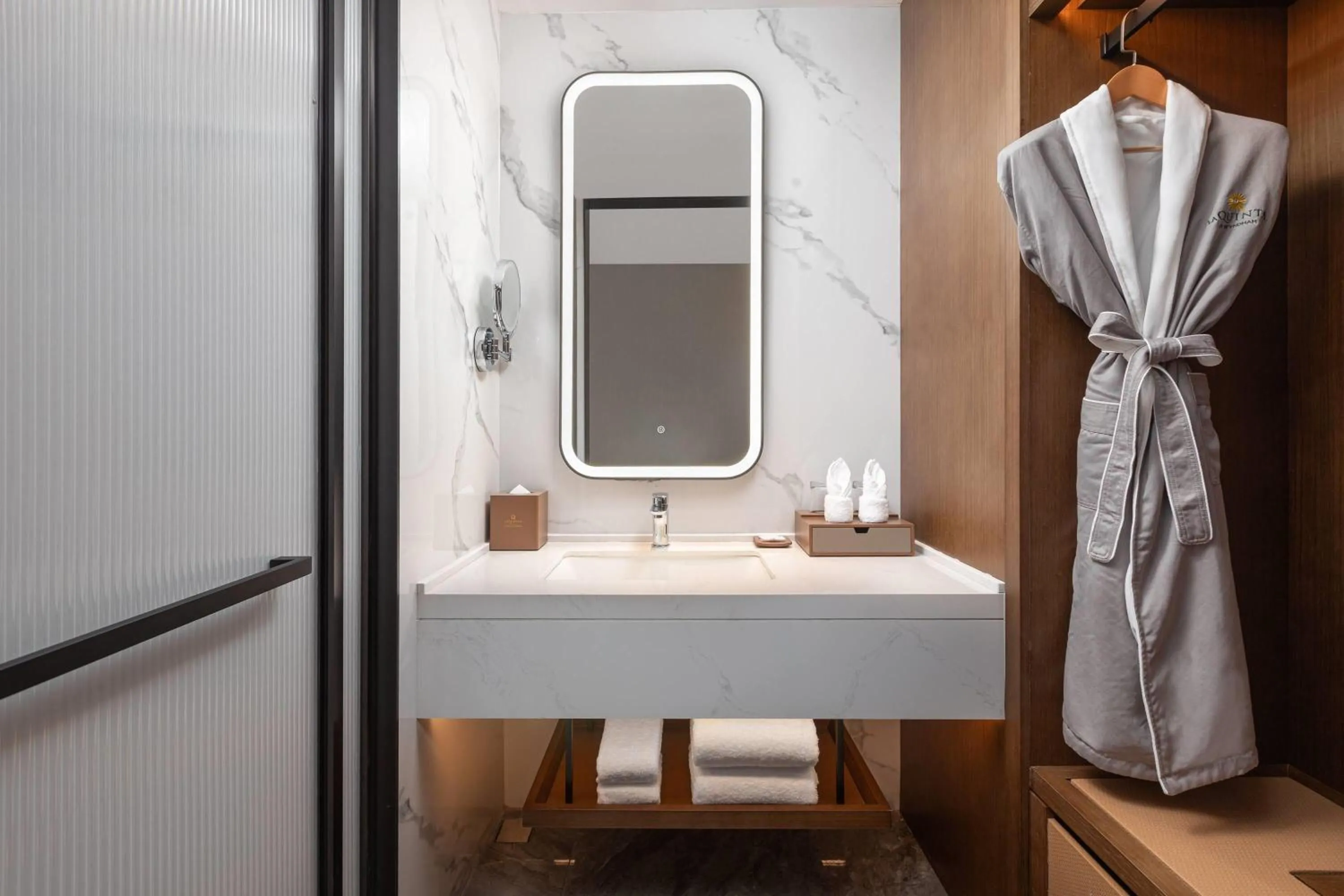 Bathroom in La Quinta by Wyndham Suzhou Yangshan