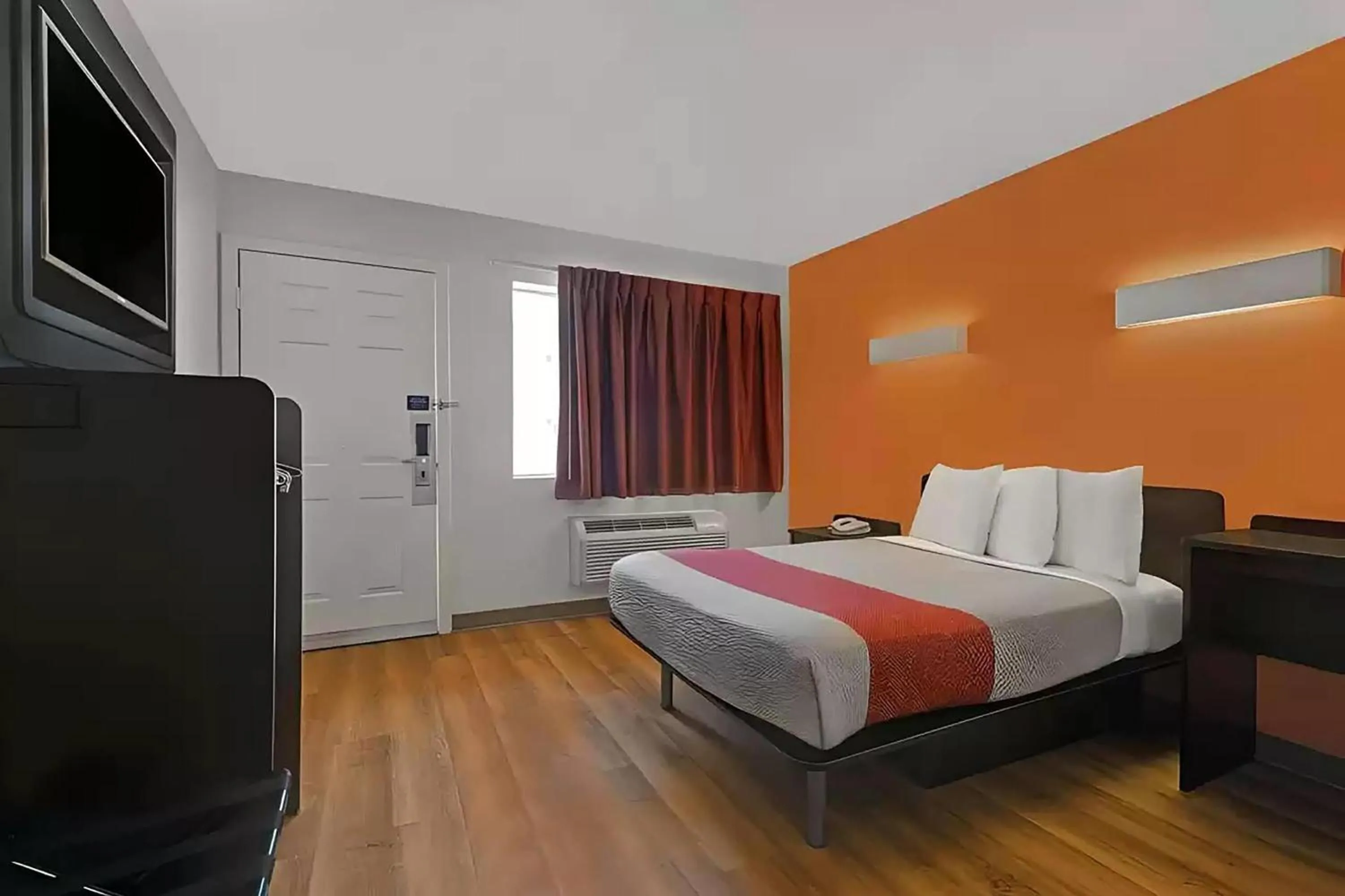 Photo of the whole room in Super 8 by Wyndham San Jose