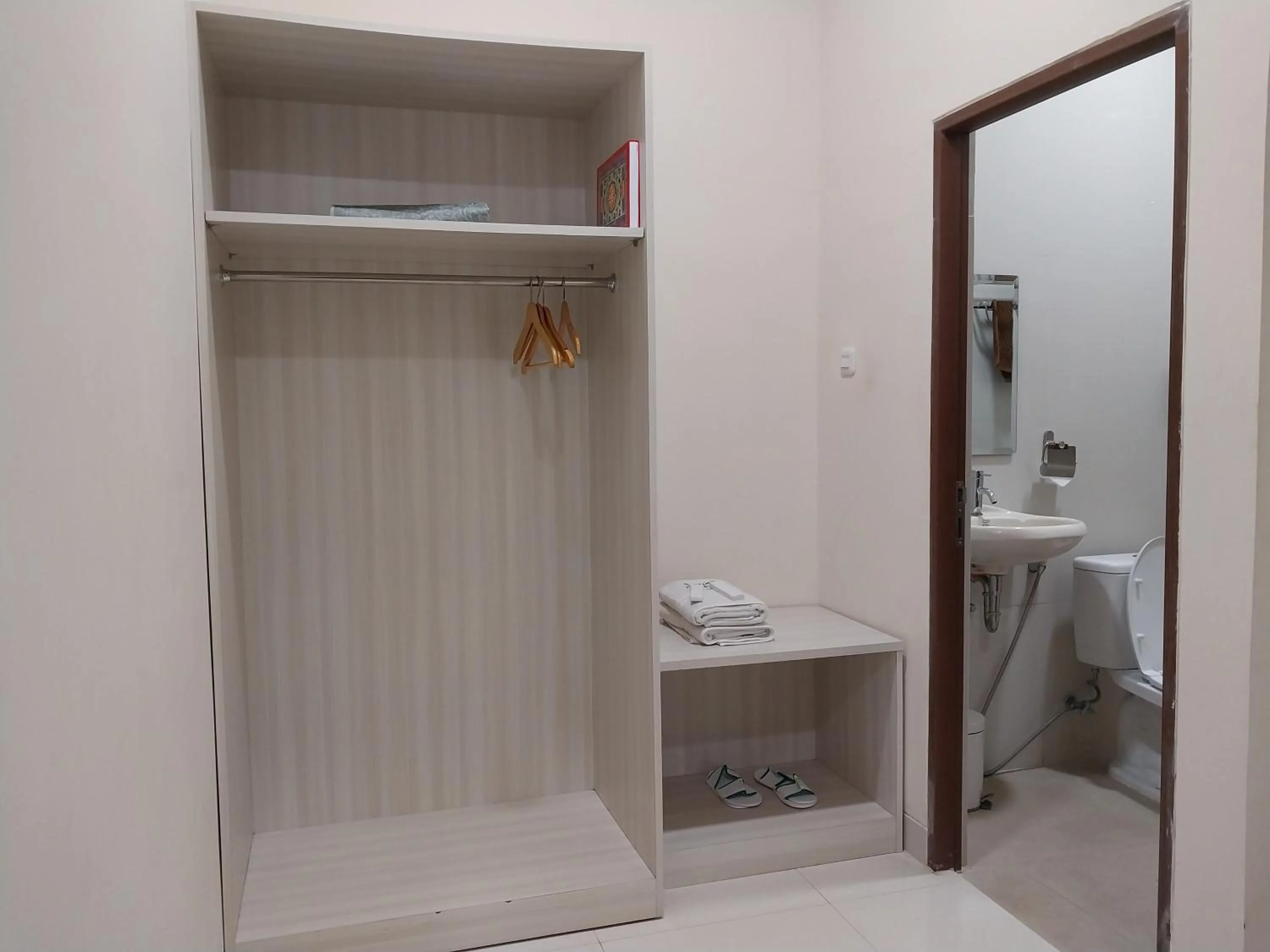 wardrobe in Saung Dolken Syariah Resort & Hotel