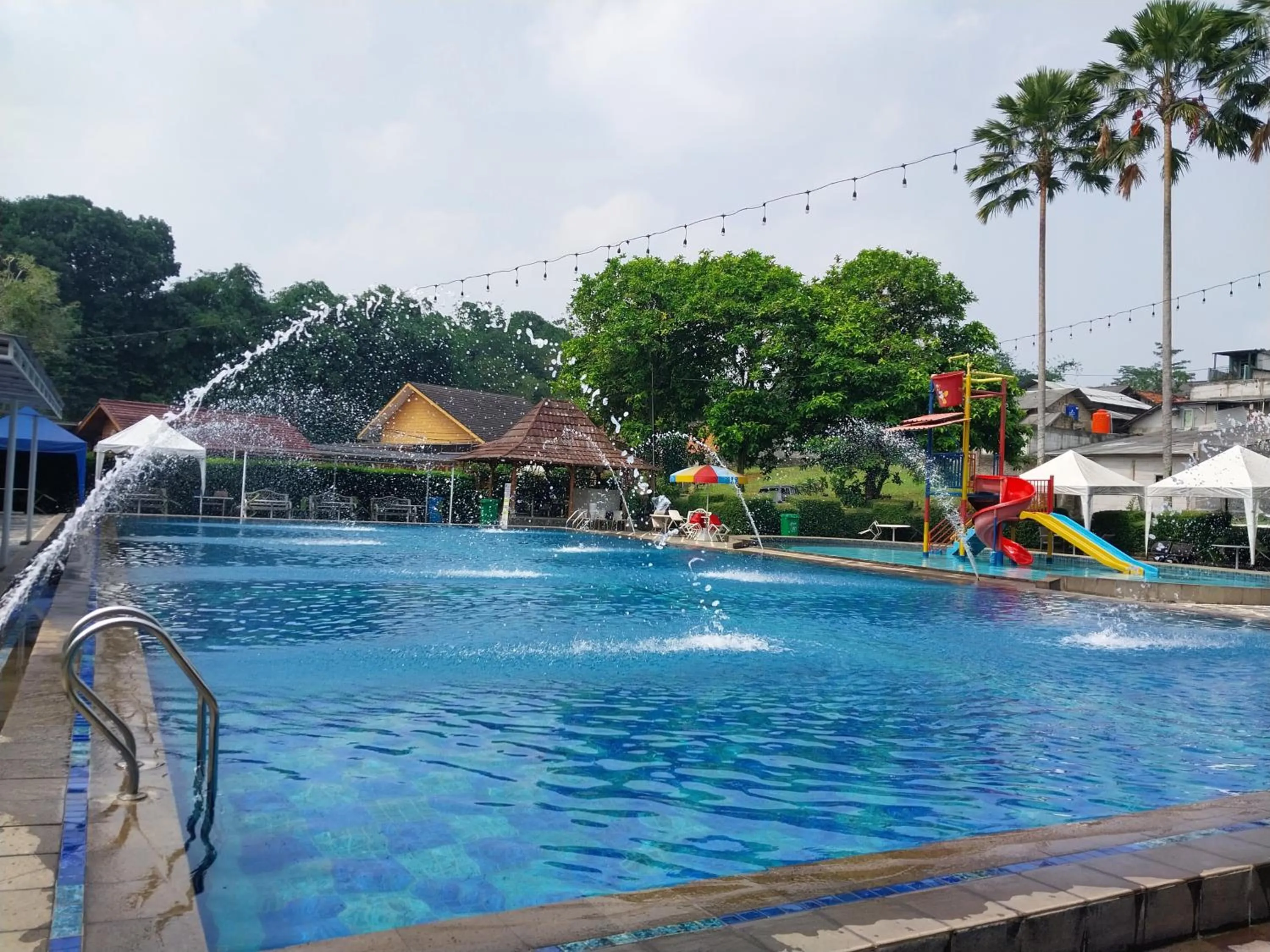 Swimming pool in Saung Dolken Syariah Resort & Hotel
