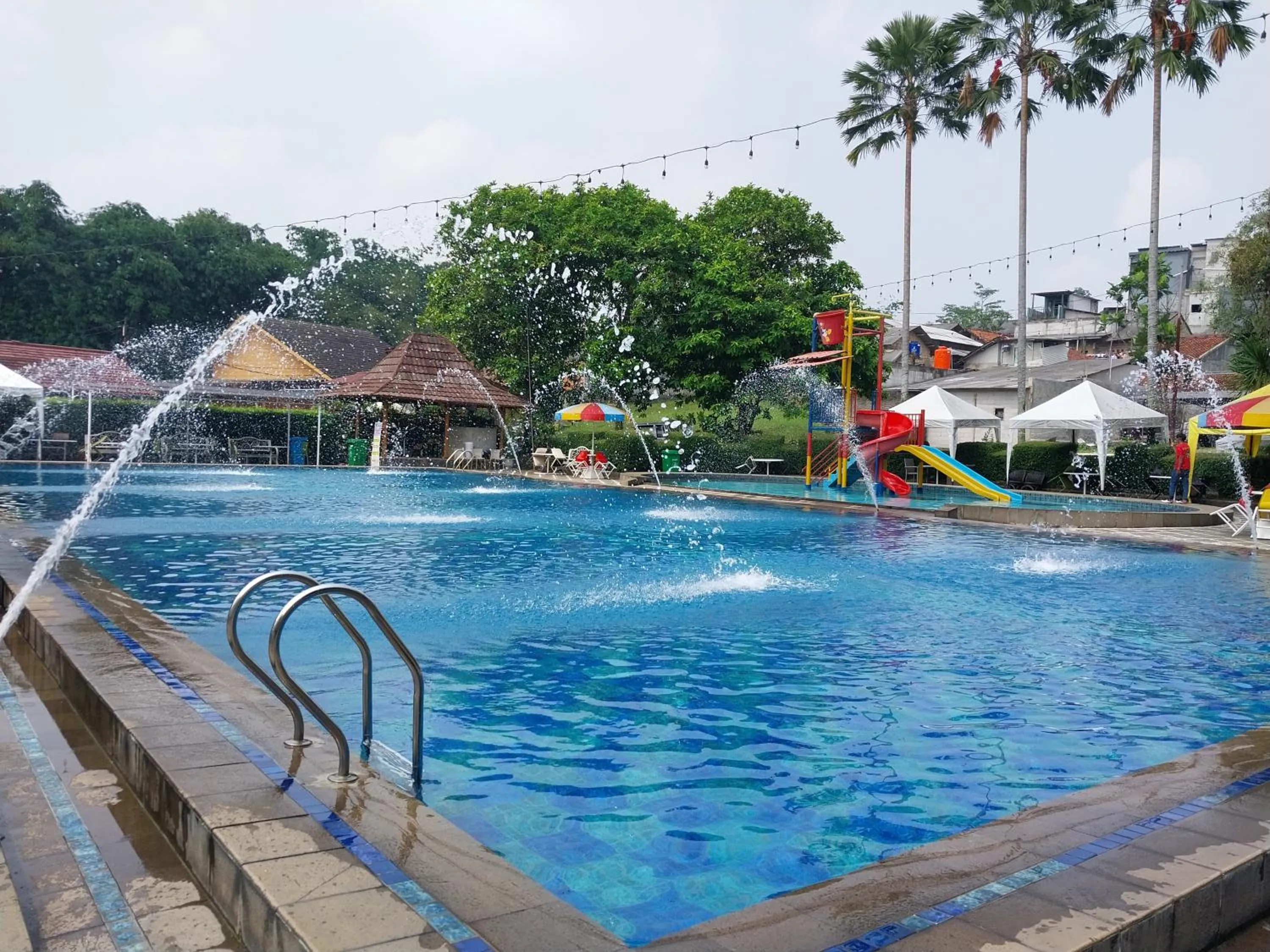 Swimming pool in Saung Dolken Syariah Resort & Hotel