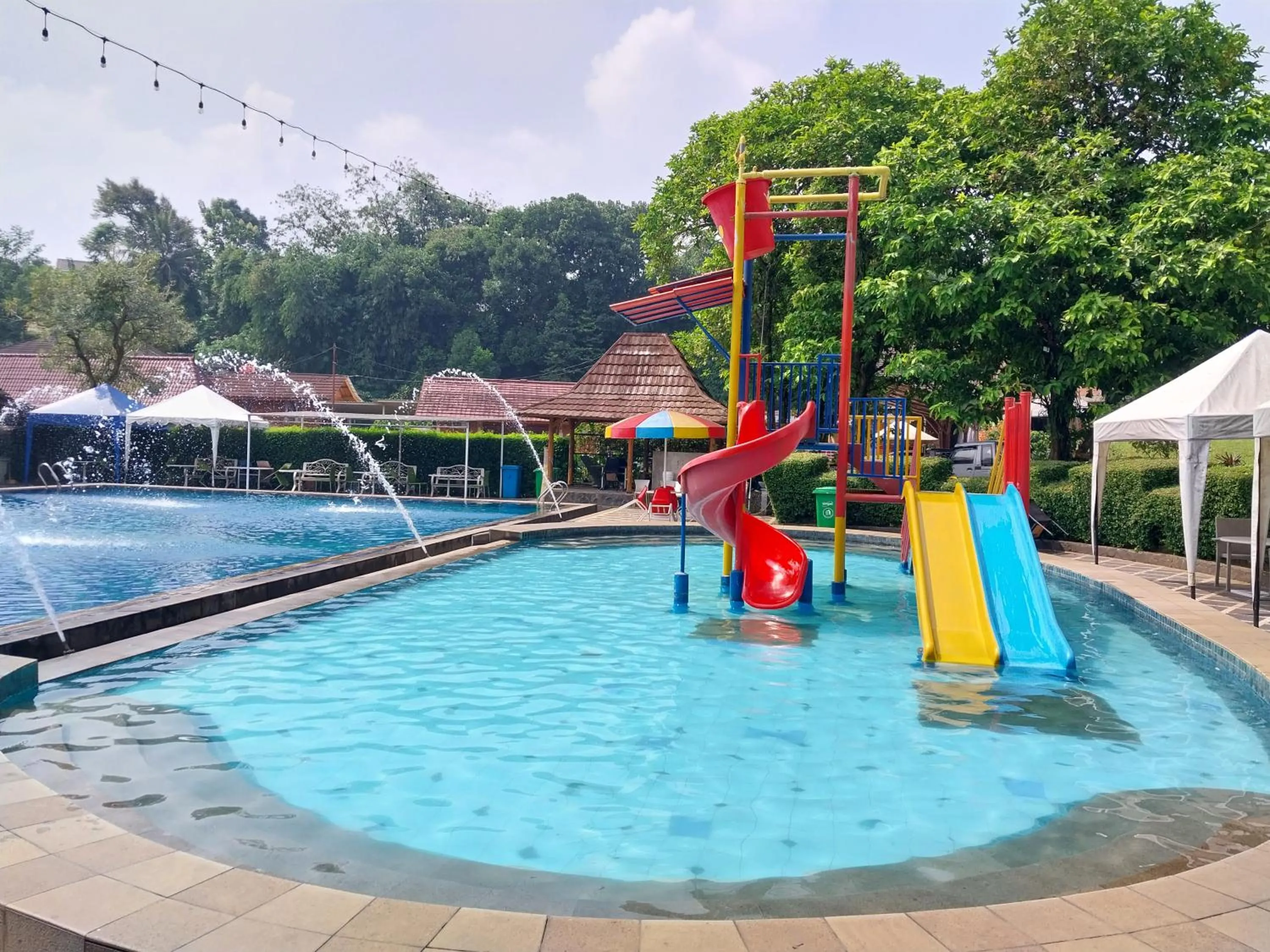 Swimming pool in Saung Dolken Syariah Resort & Hotel