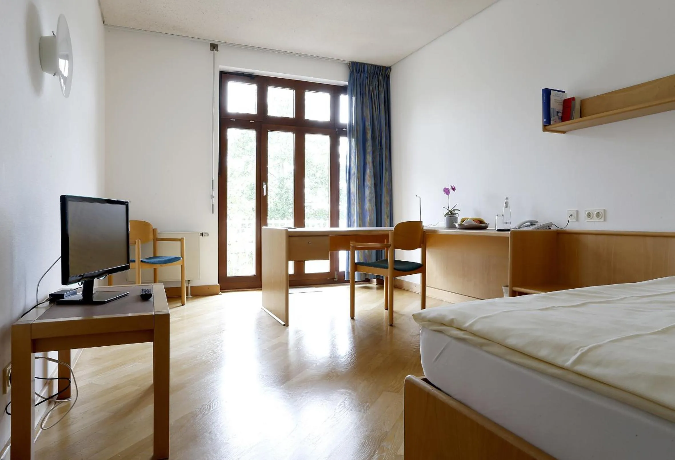 TV and multimedia, Bed in Tagungs- und Bildungszentrum Steinbach/Taunus