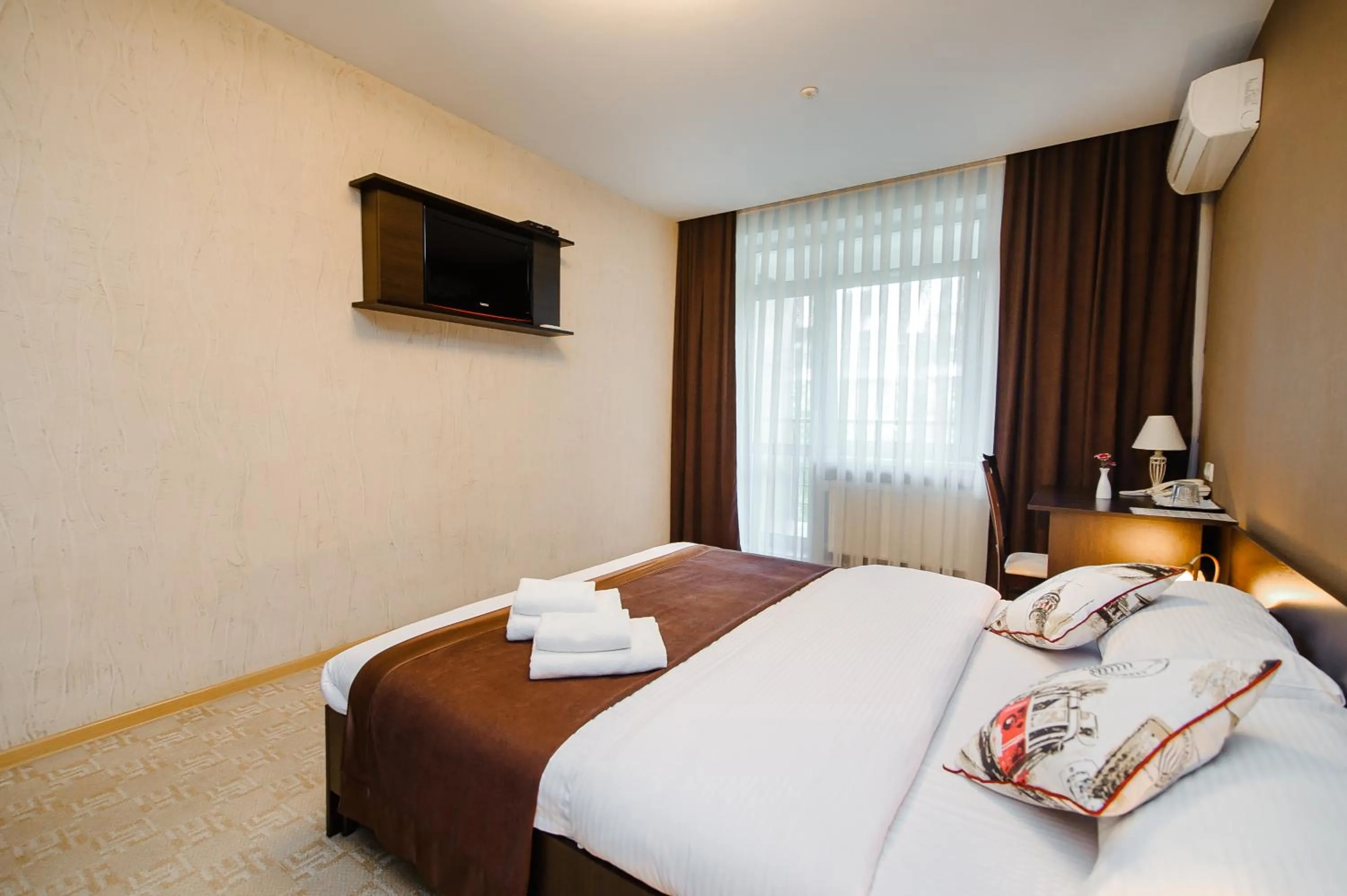 Communal lounge/ TV room, Bed in TipTop Hotel CITY CENTER