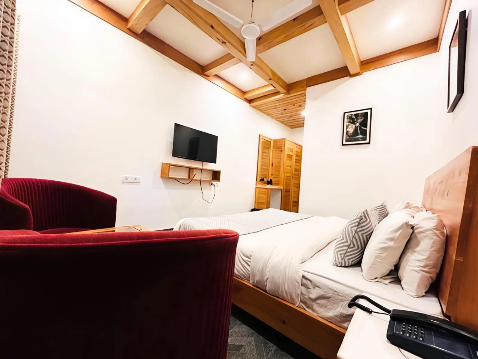 Bed in Hotel Dwaper A Premium Property Near Mall Road