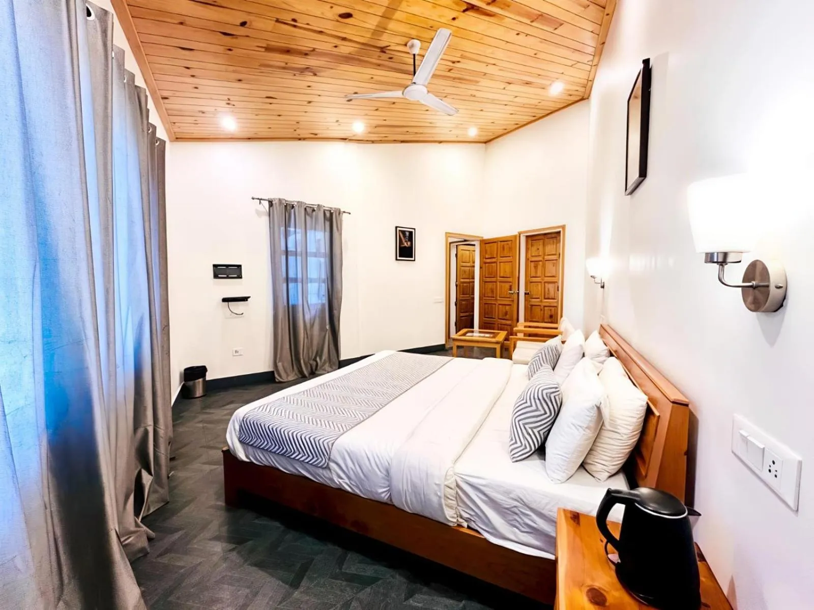 Bed in Hotel Dwaper A Premium Property Near Mall Road