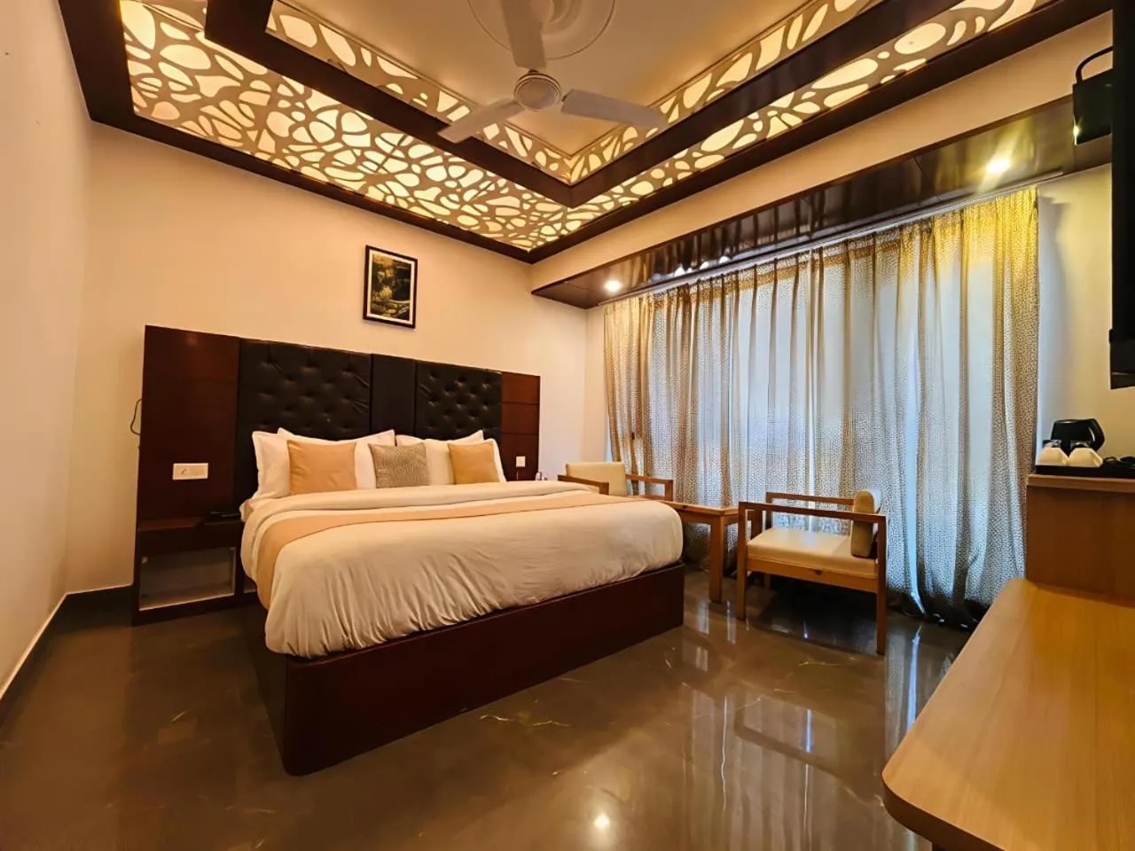 Bed in Hotel Dwaper A Premium Property Near Mall Road