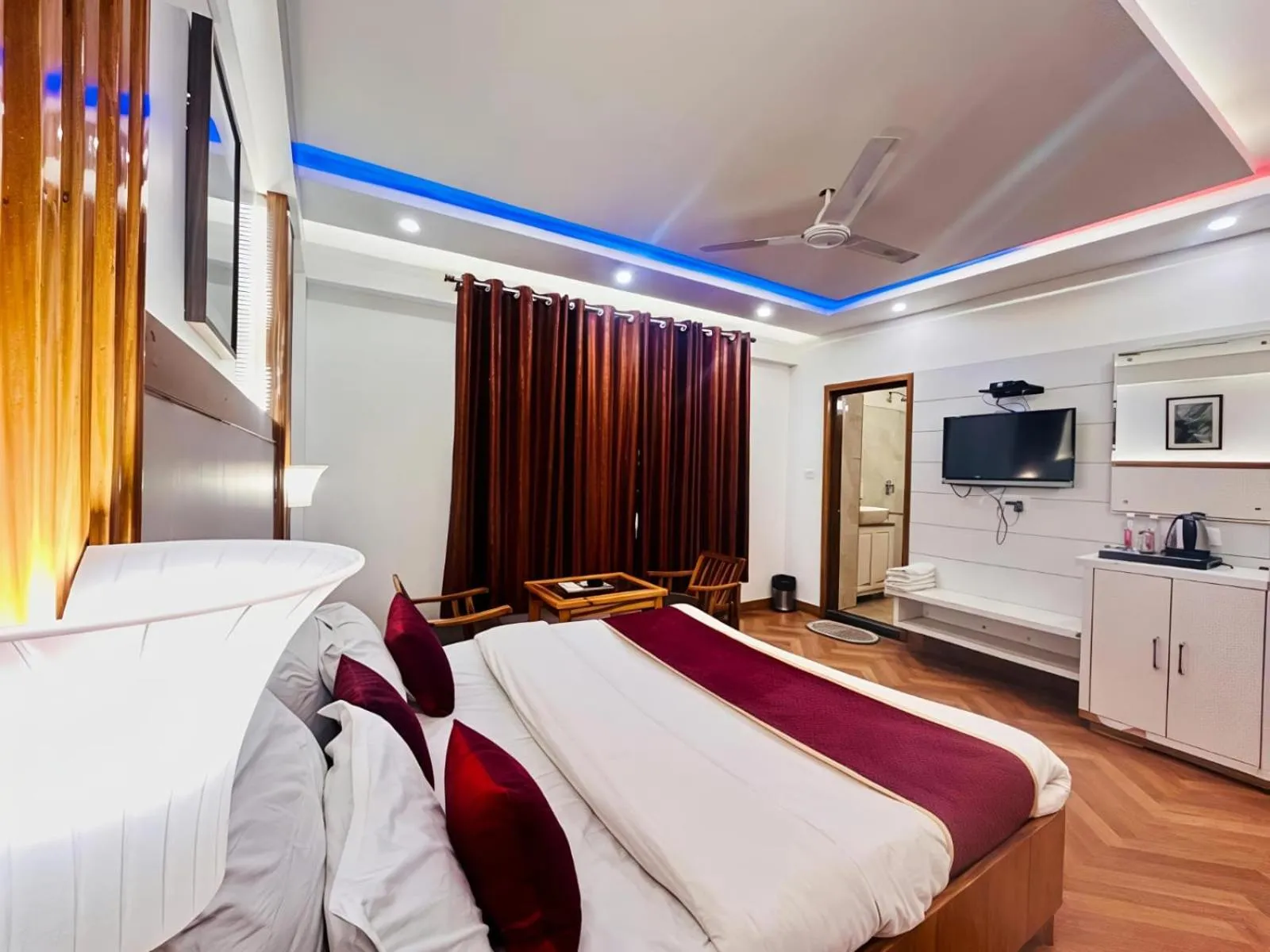 Bed in Hotel Dwaper A Premium Property Near Mall Road