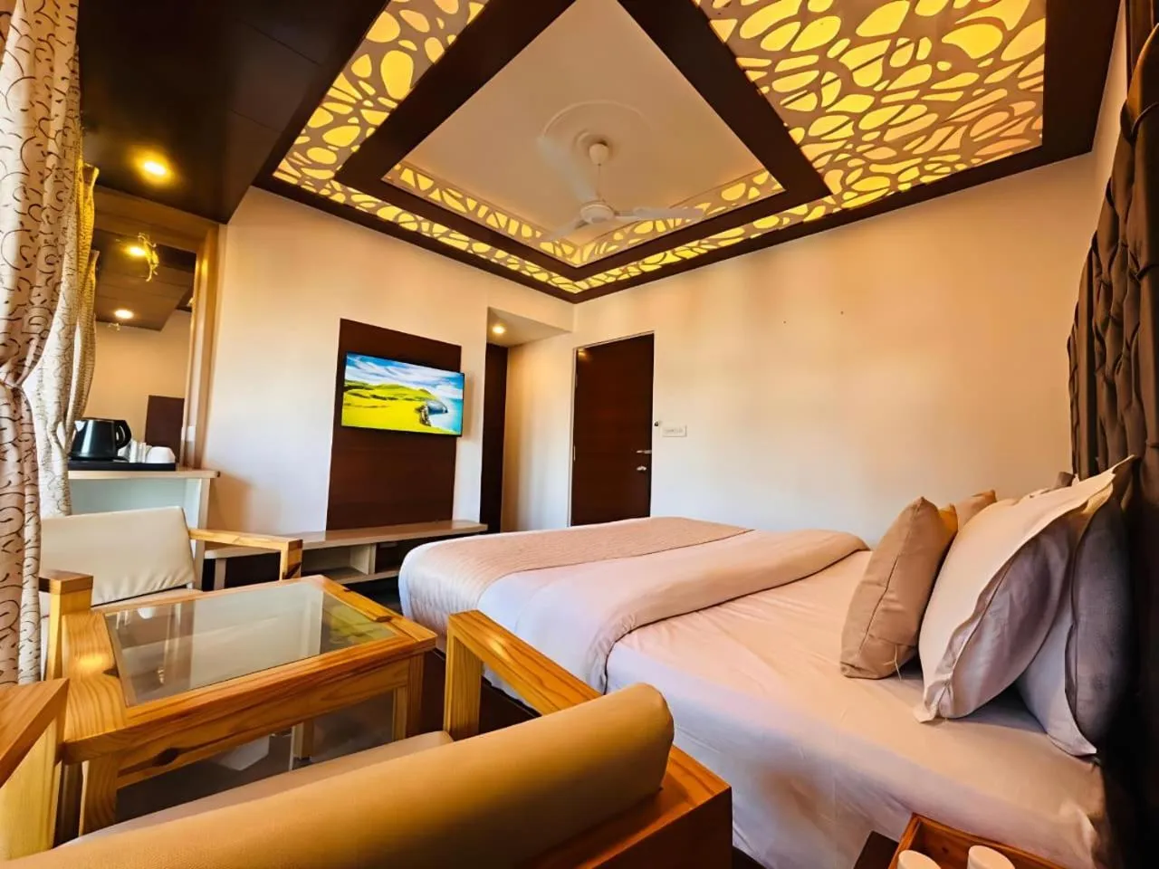 Bed in Hotel Dwaper A Premium Property Near Mall Road