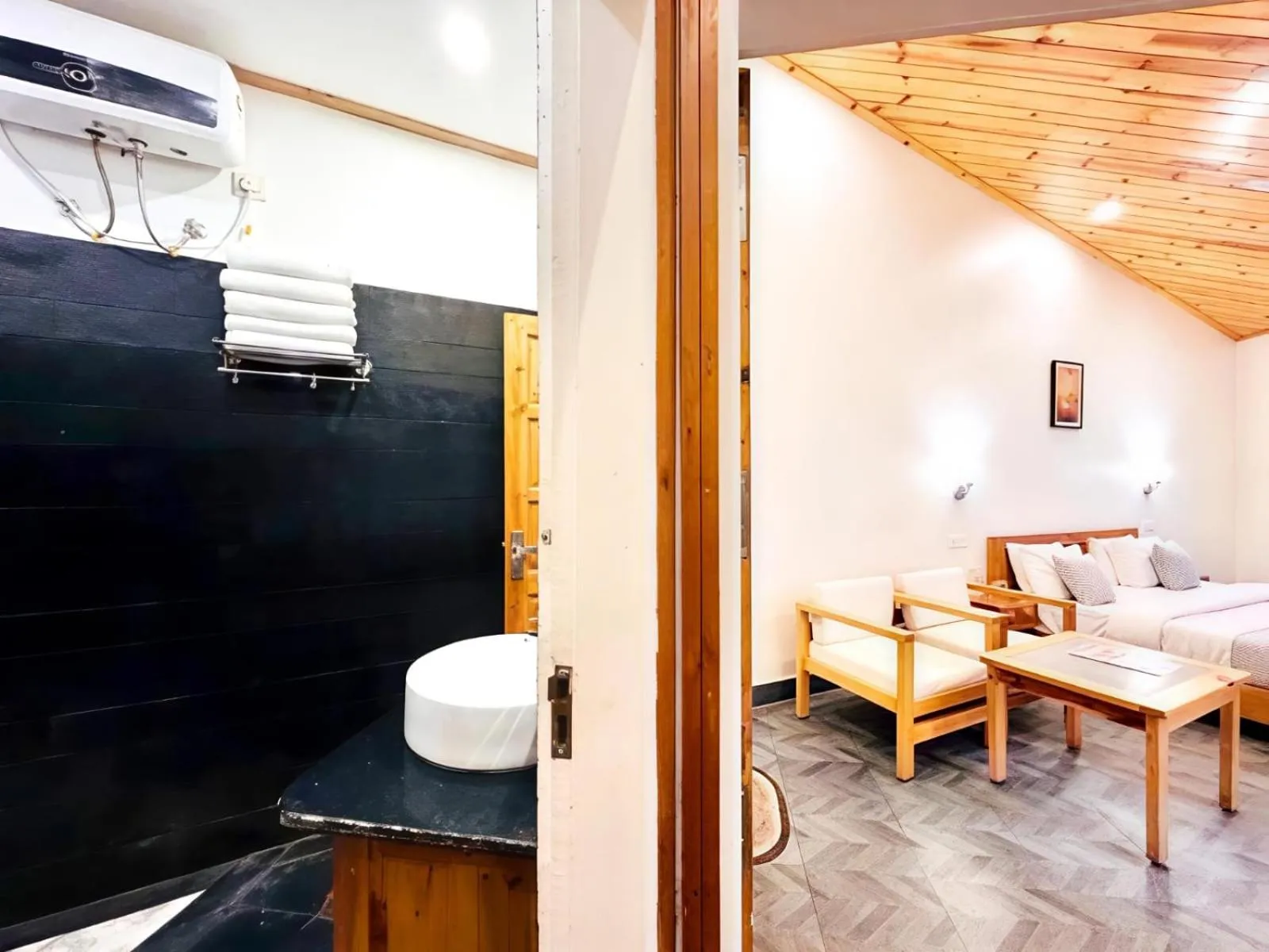 Bed in Hotel Dwaper A Premium Property Near Mall Road