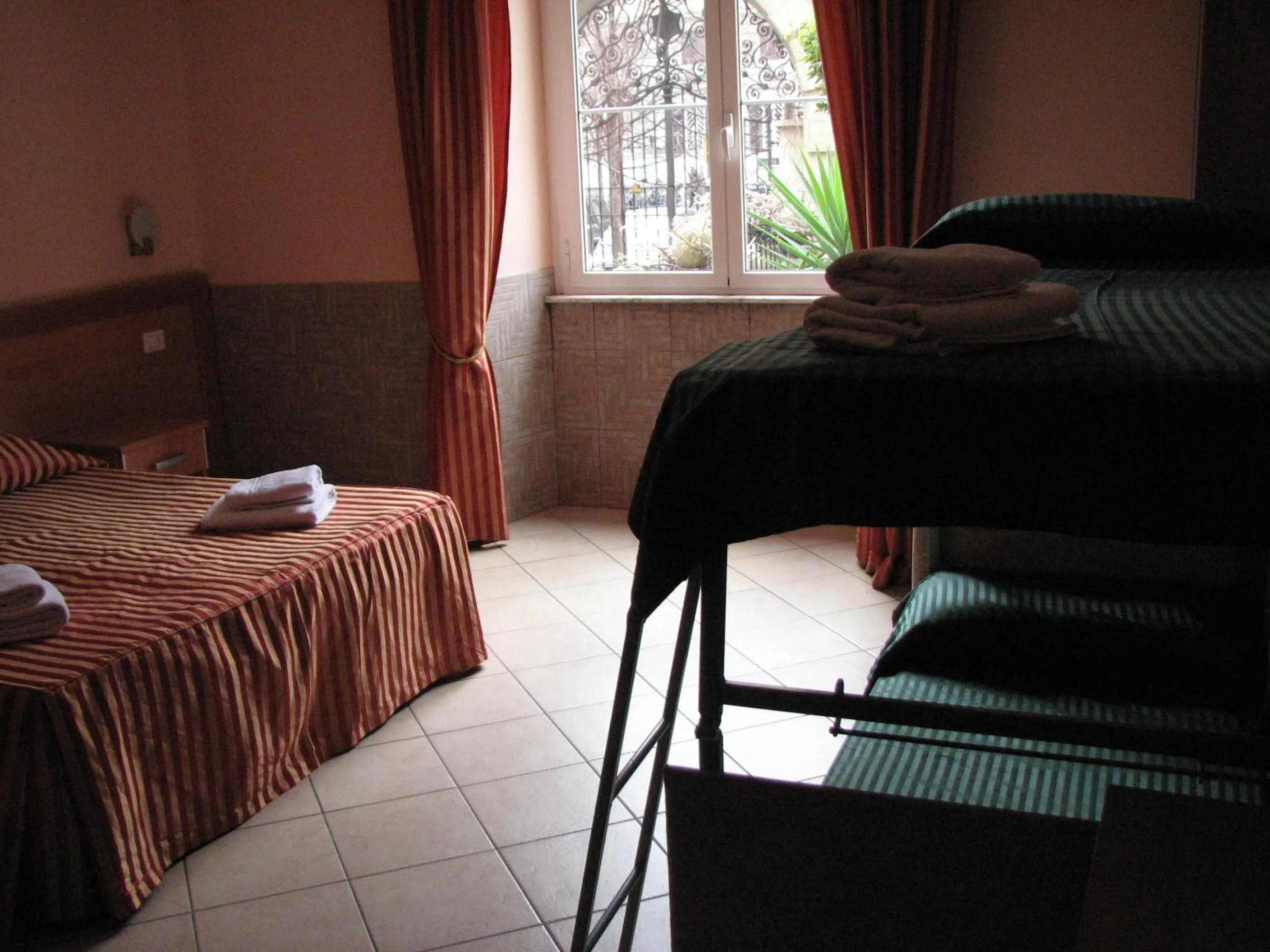 Photo of the whole room, Bed in Palma