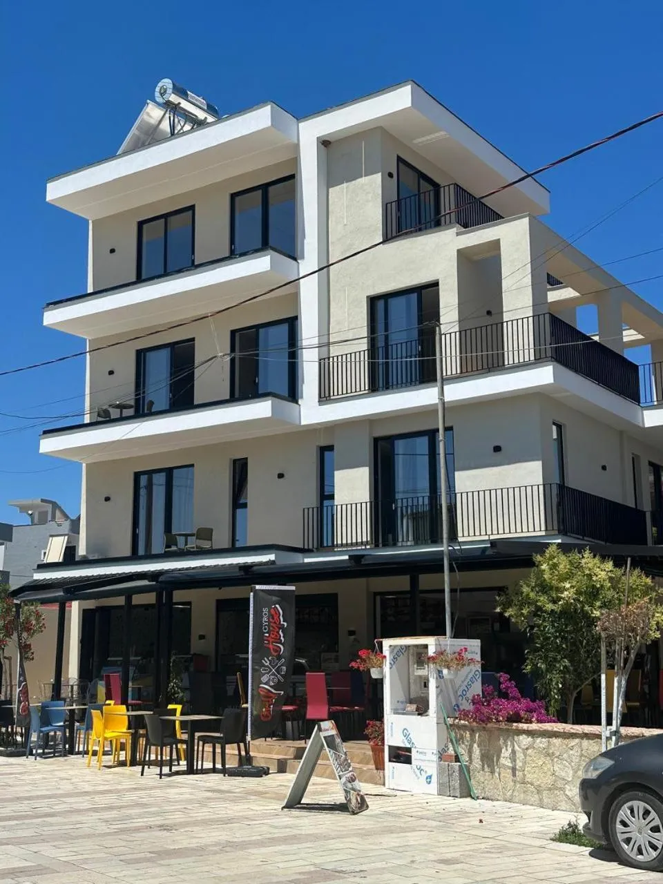 Property building in Hotel Parid