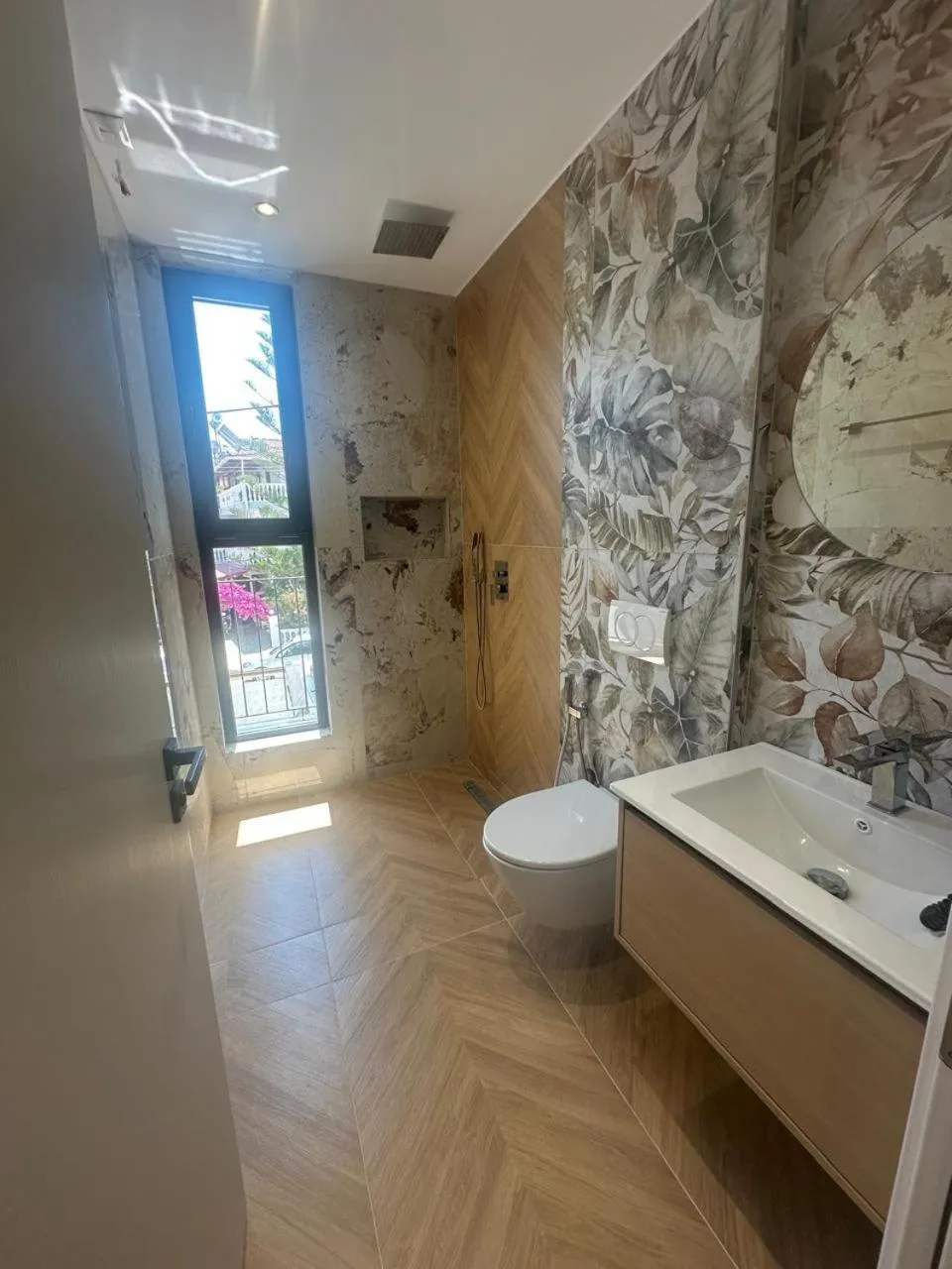 Shower in Hotel Parid