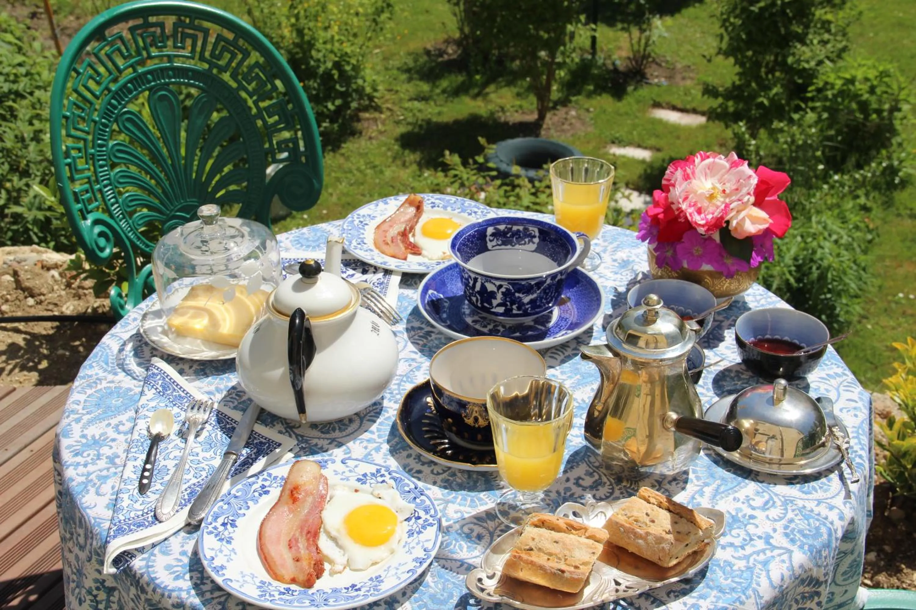 Food and drinks in Chambre d'Hôtes La Grenade Bleue
