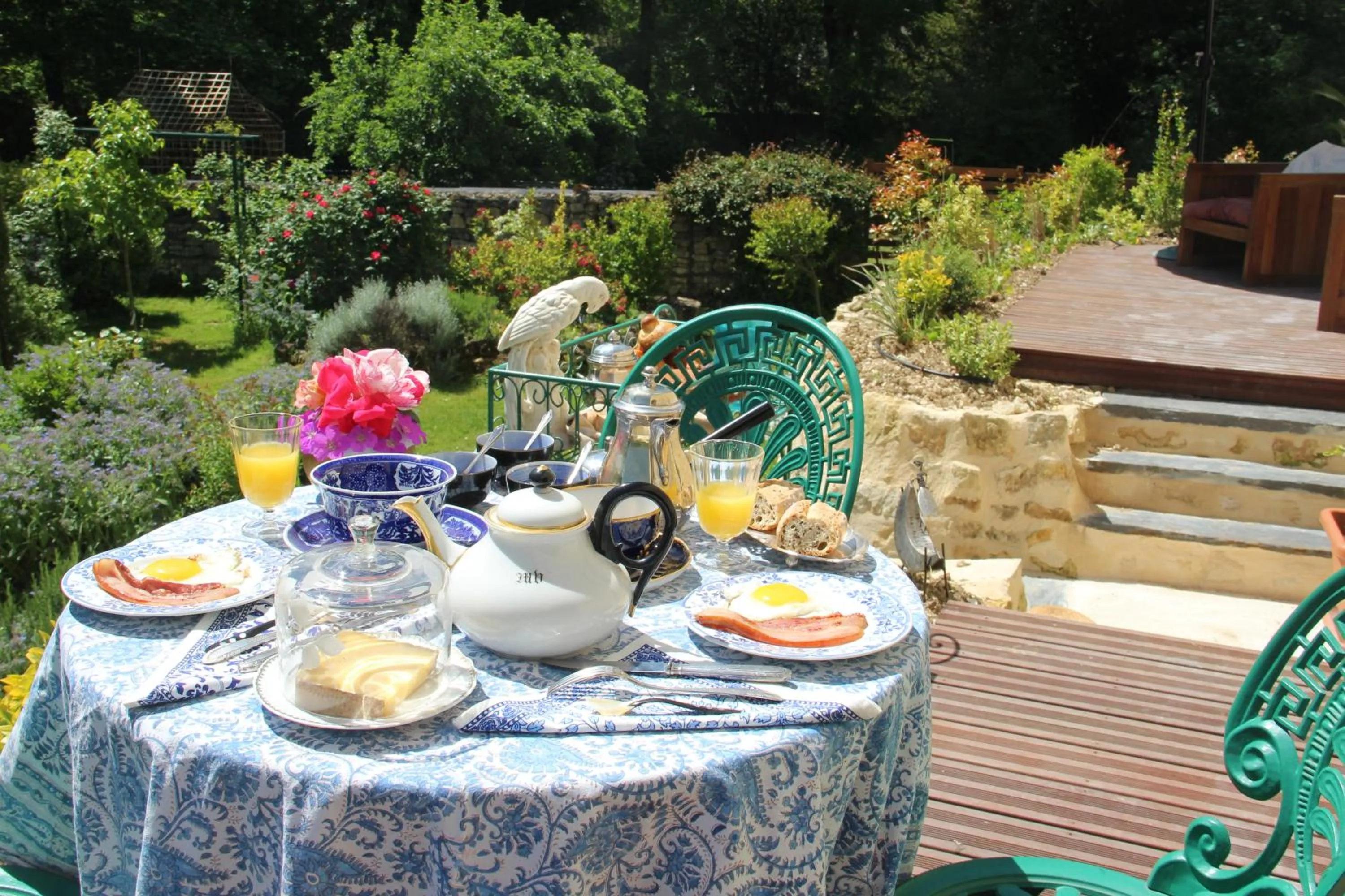 Garden in Chambre d'Hôtes La Grenade Bleue