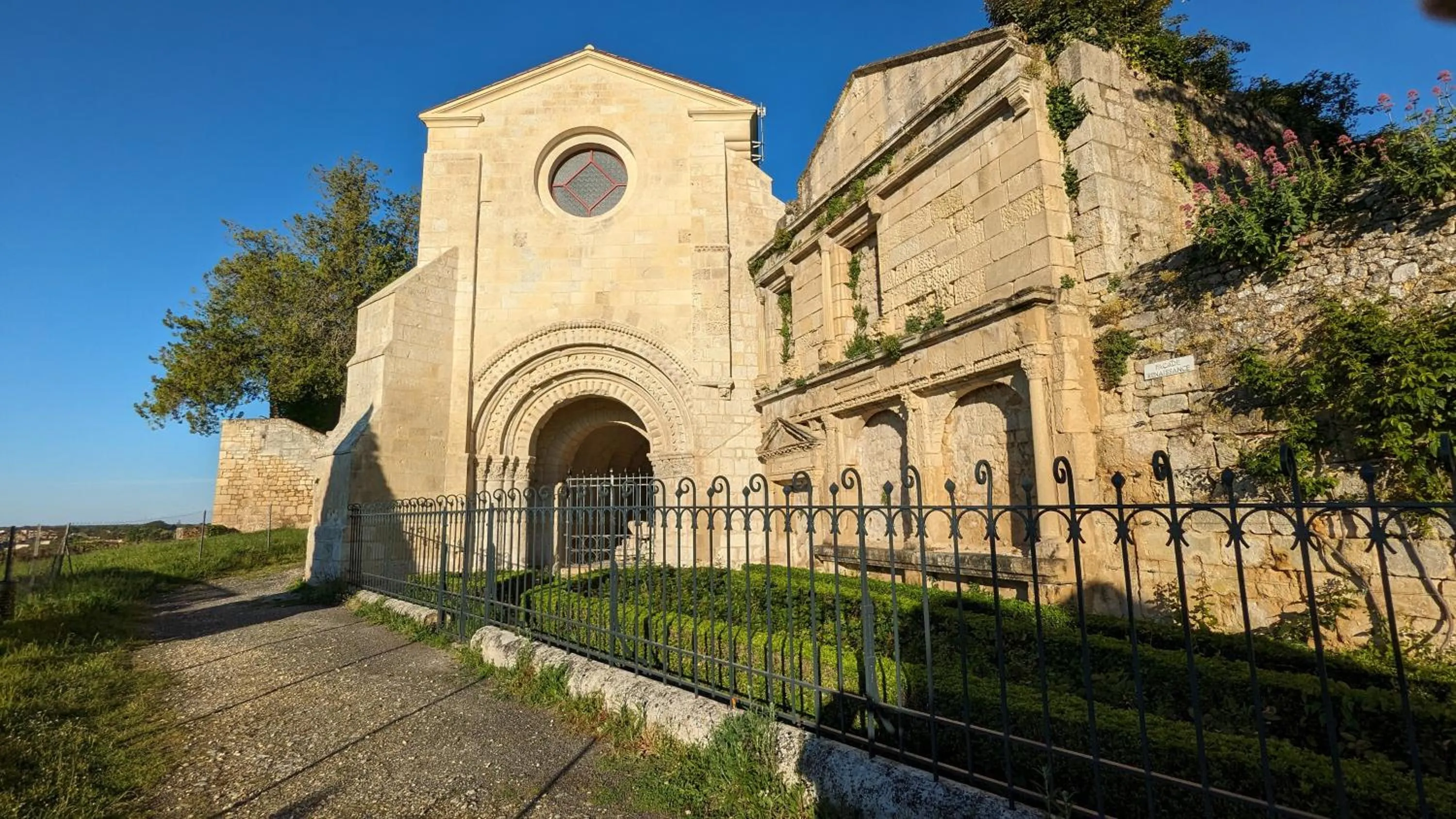 Landmark view in Chambre d'Hôtes La Grenade Bleue