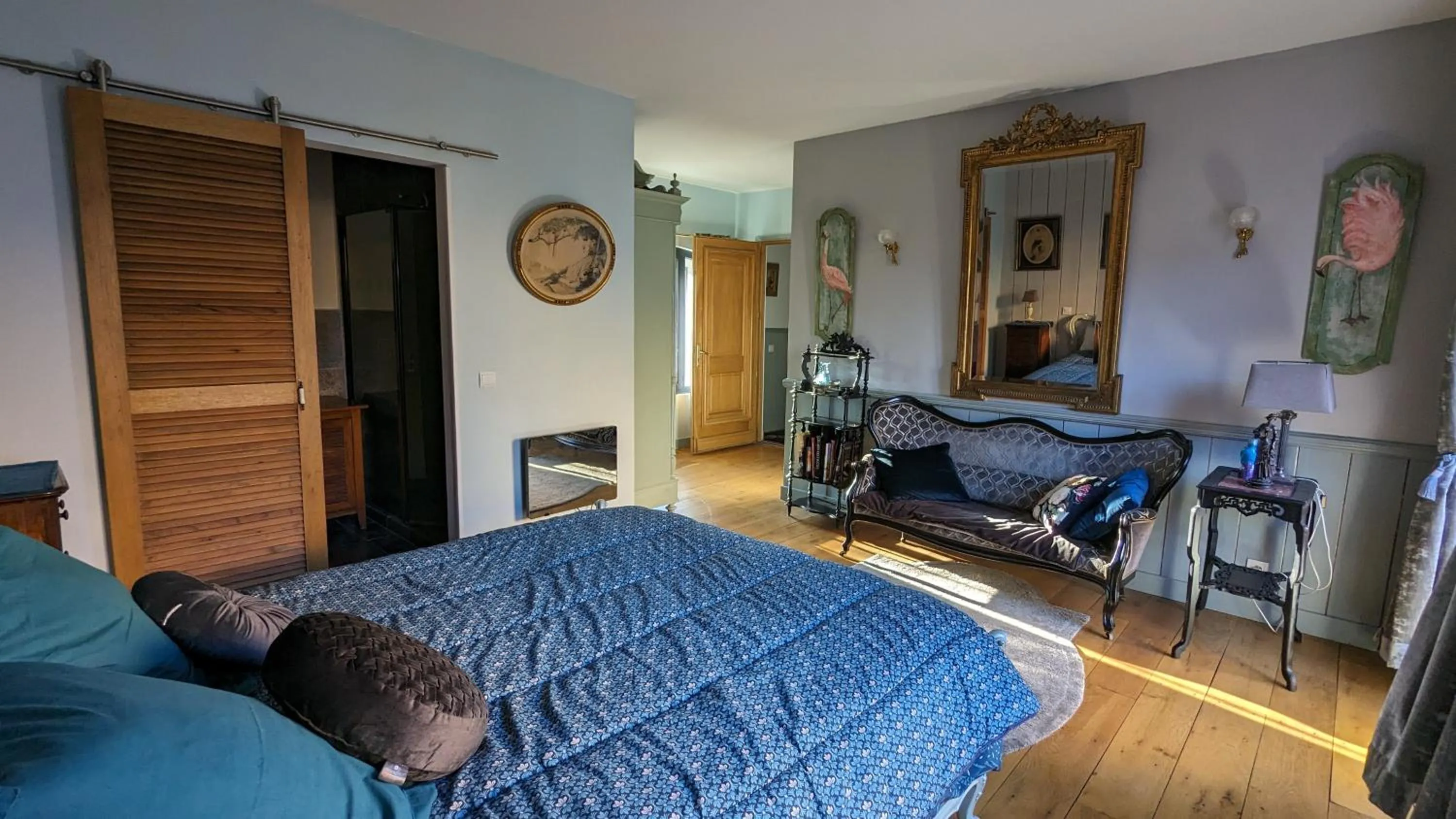 Photo of the whole room, Bed in Chambre d'Hôtes La Grenade Bleue