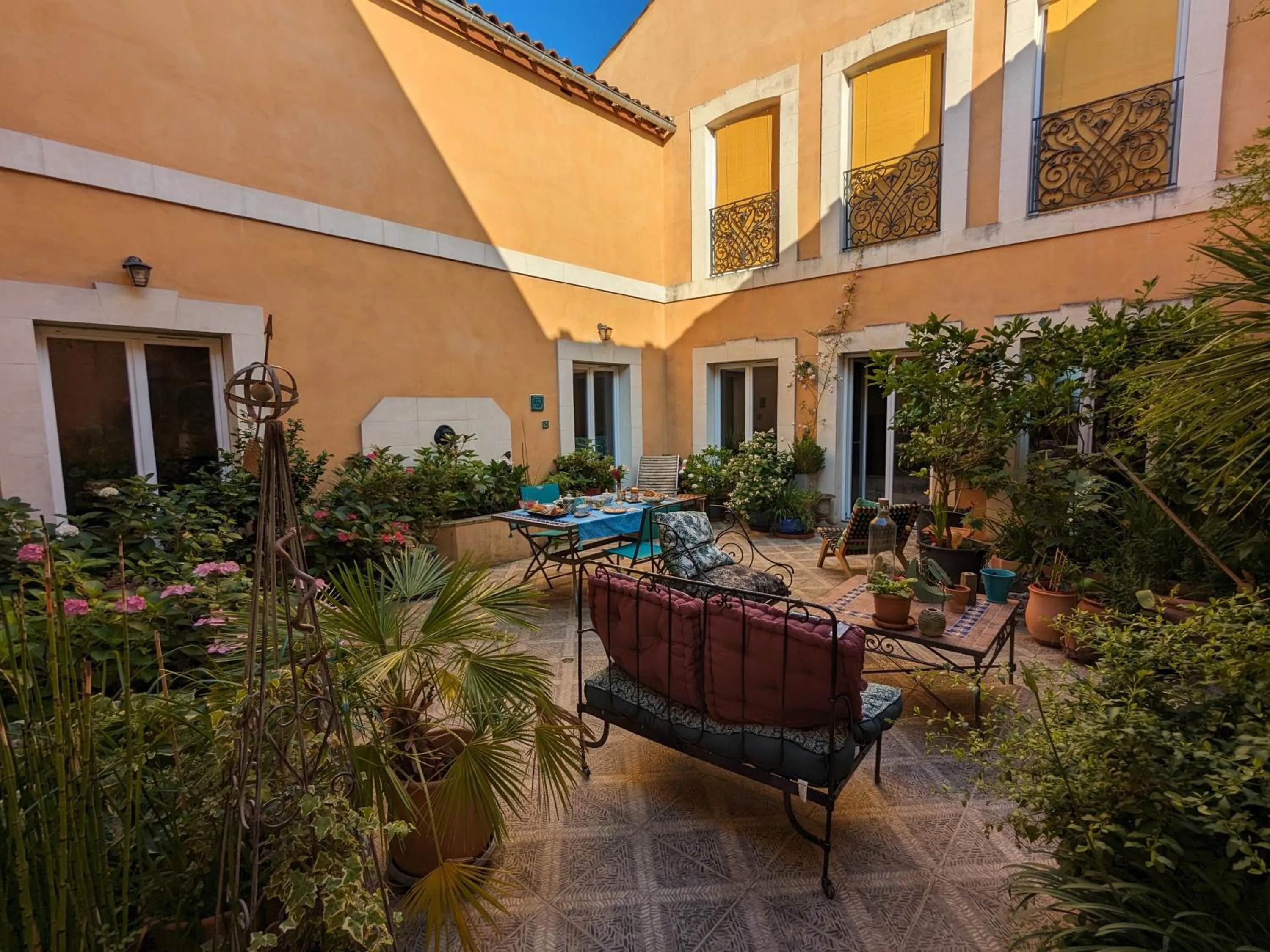 Property building in Chambre d'Hôtes La Grenade Bleue