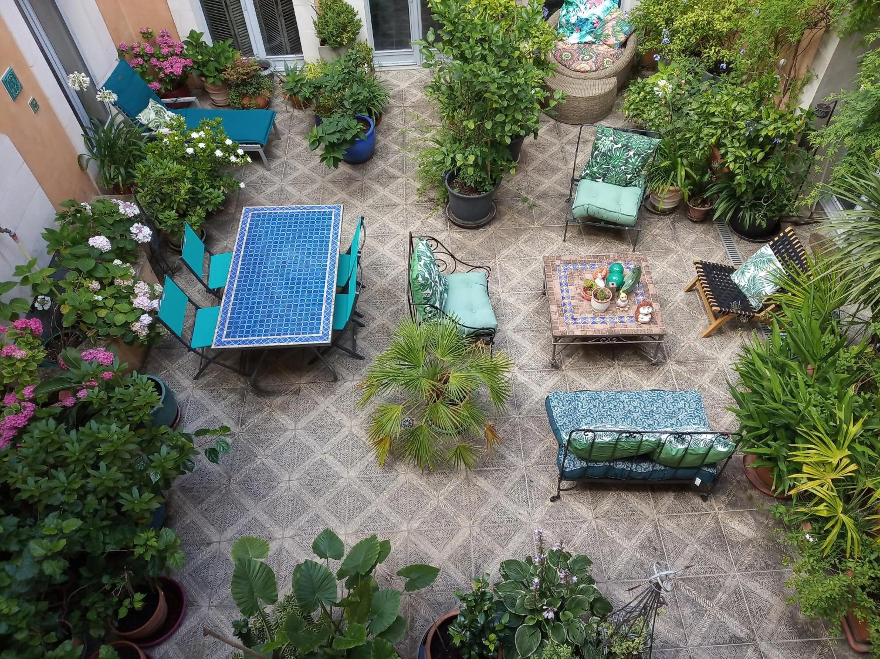 Inner courtyard view in Chambre d'Hôtes La Grenade Bleue