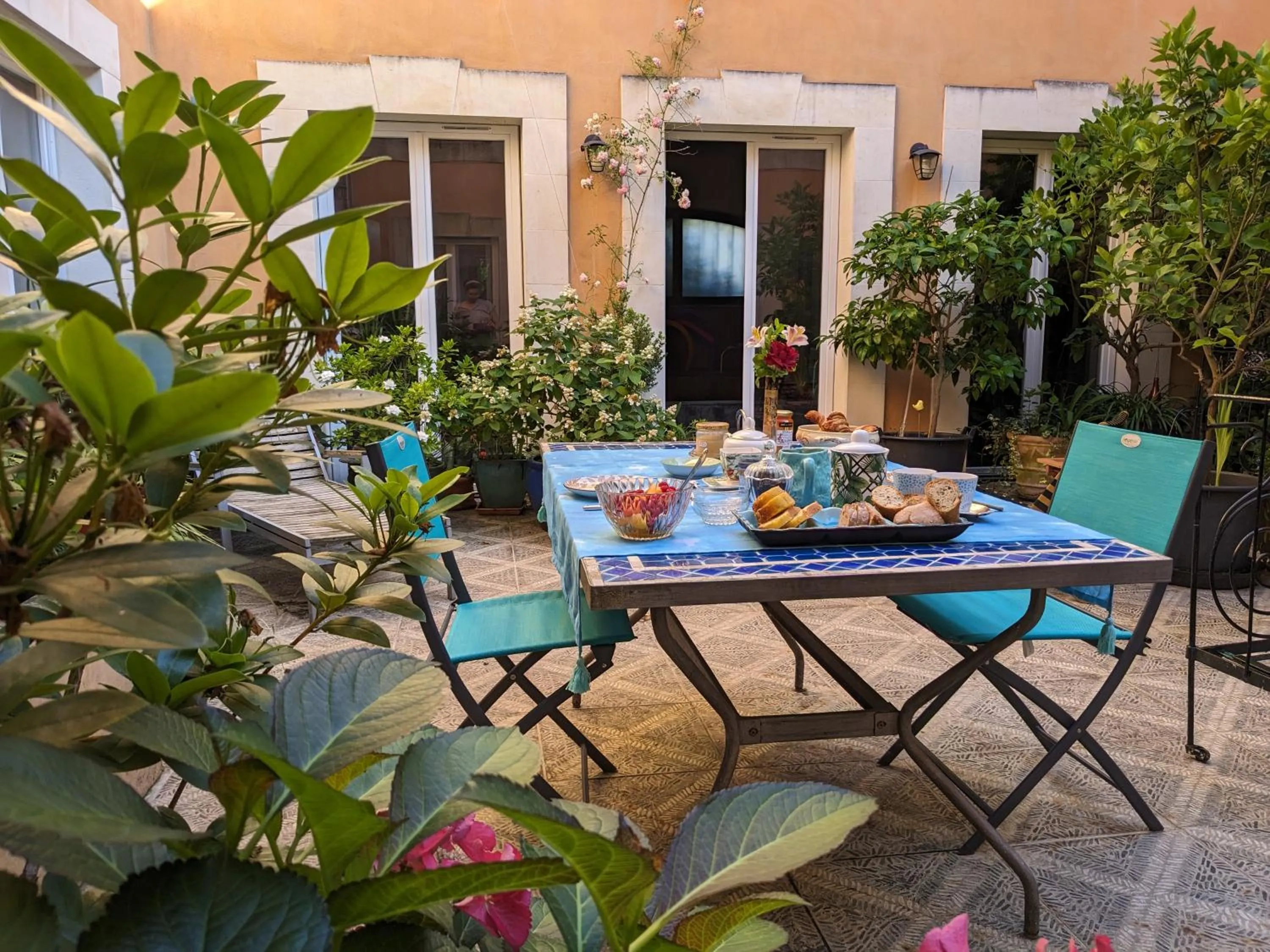 Patio in Chambre d'Hôtes La Grenade Bleue