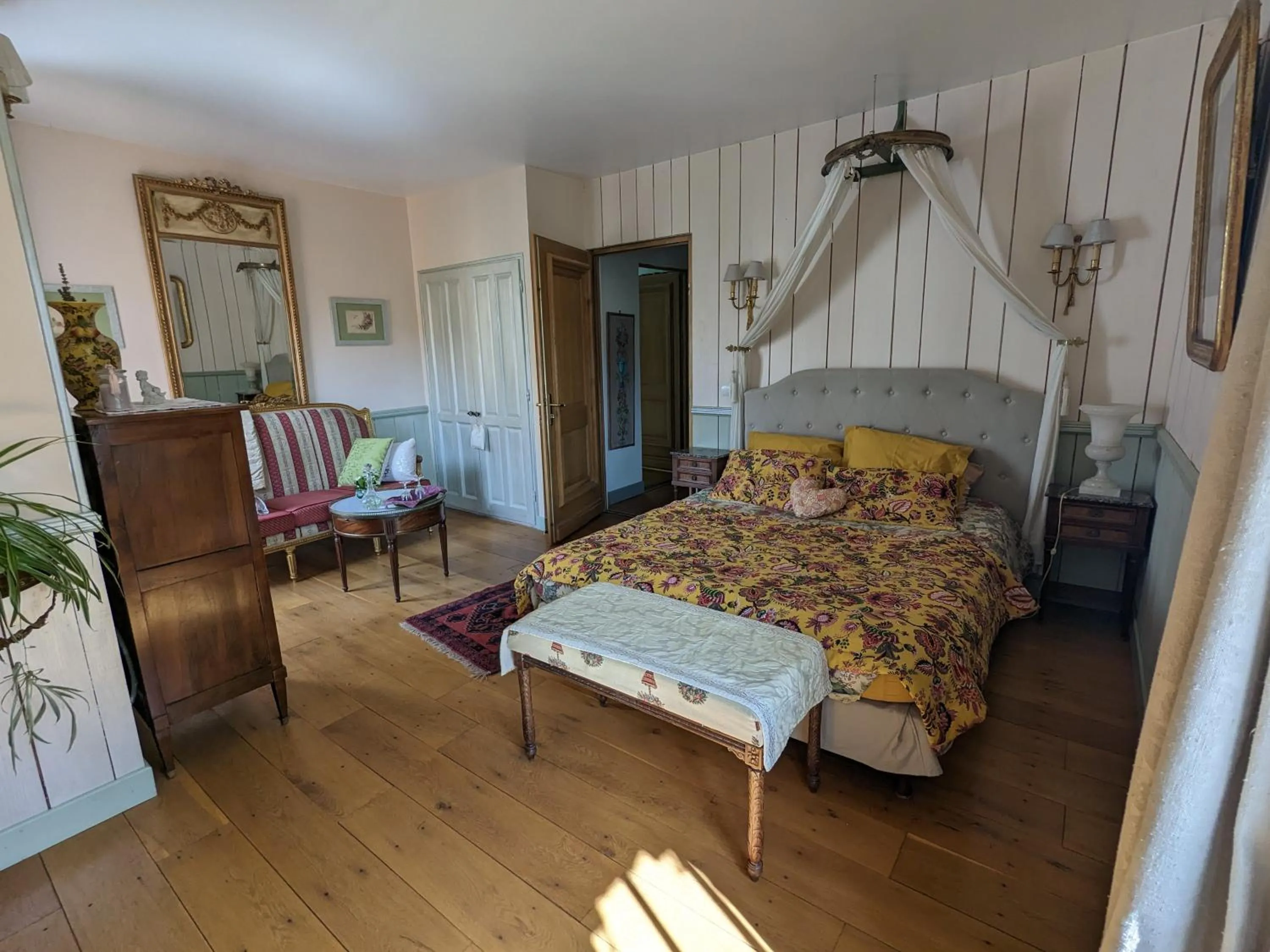 Photo of the whole room, Bed in Chambre d'Hôtes La Grenade Bleue