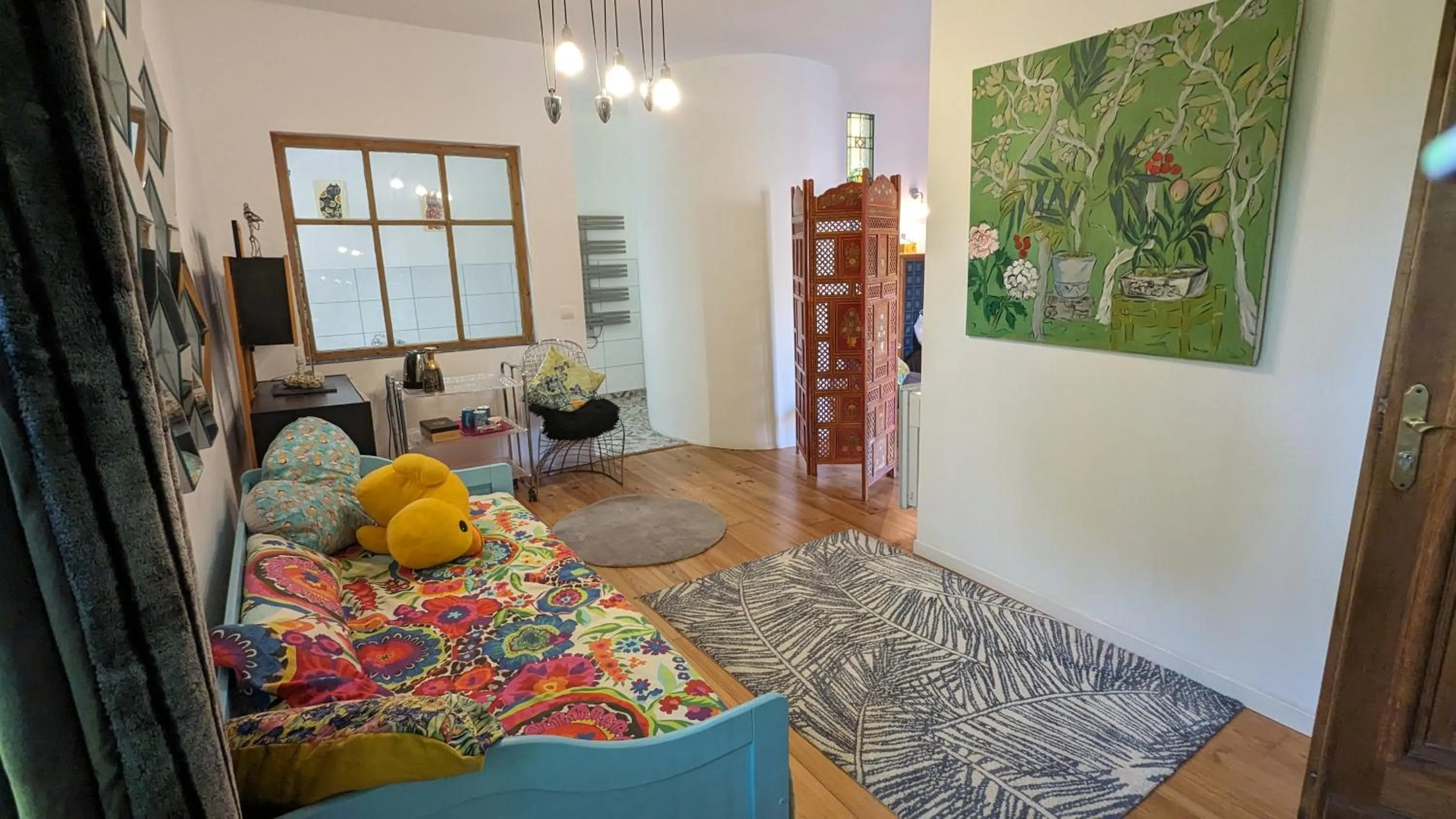 Decorative detail in Chambre d'Hôtes La Grenade Bleue