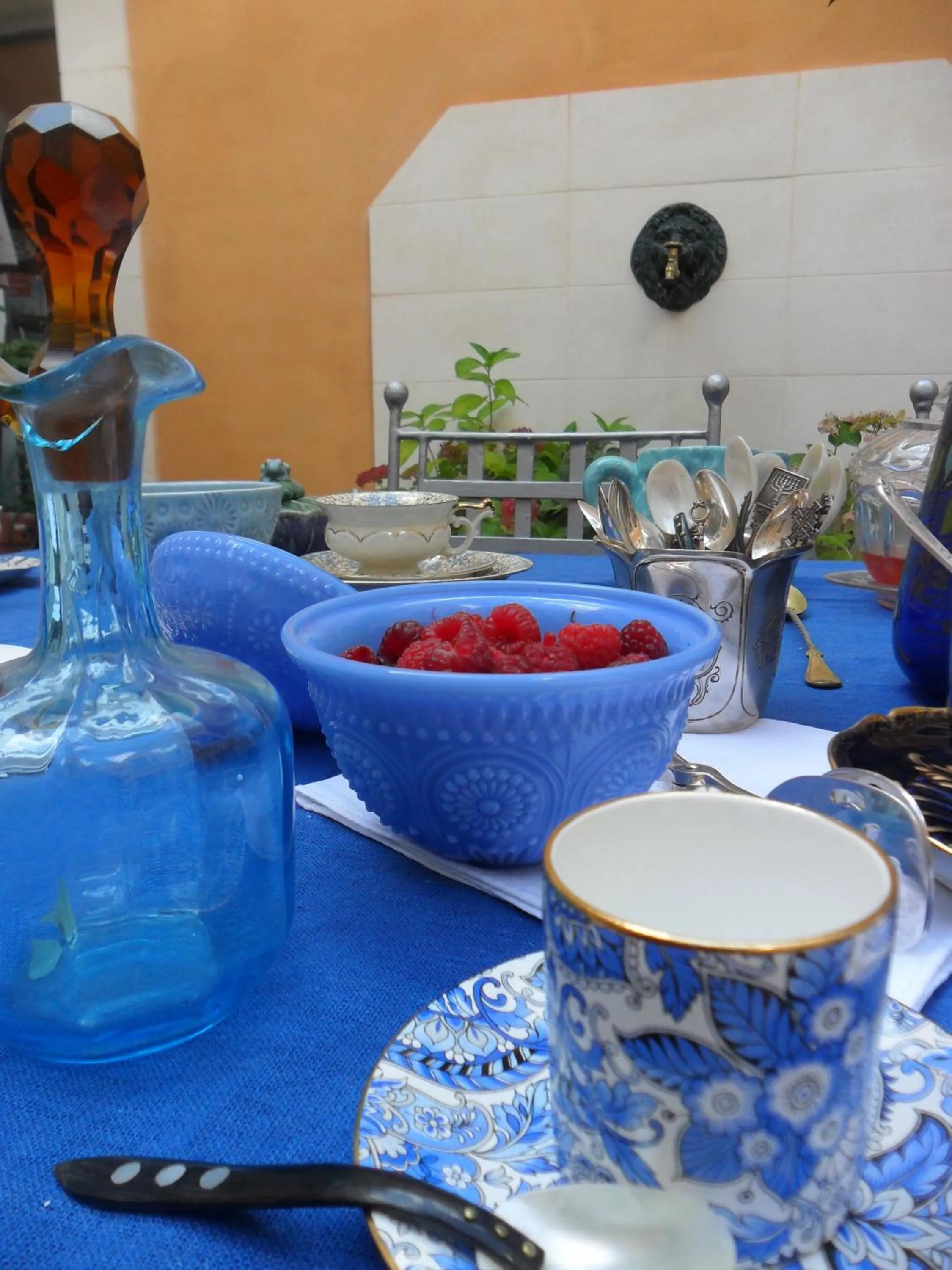 Decorative detail in Chambre d'Hôtes La Grenade Bleue