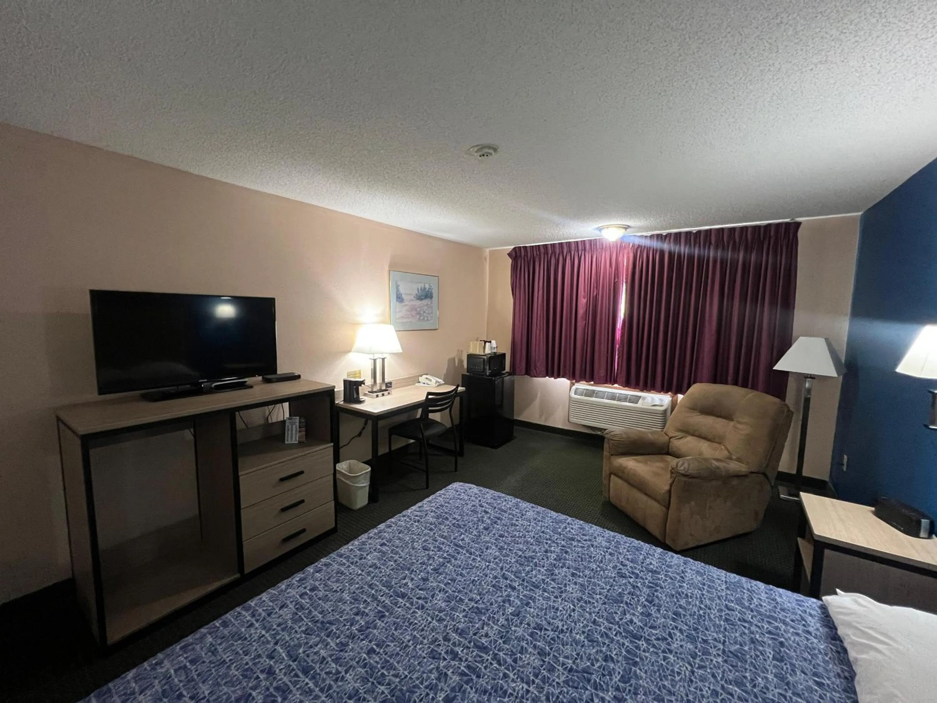 Bedroom, Bed in Capital O Marysville Surf Motel Kansas