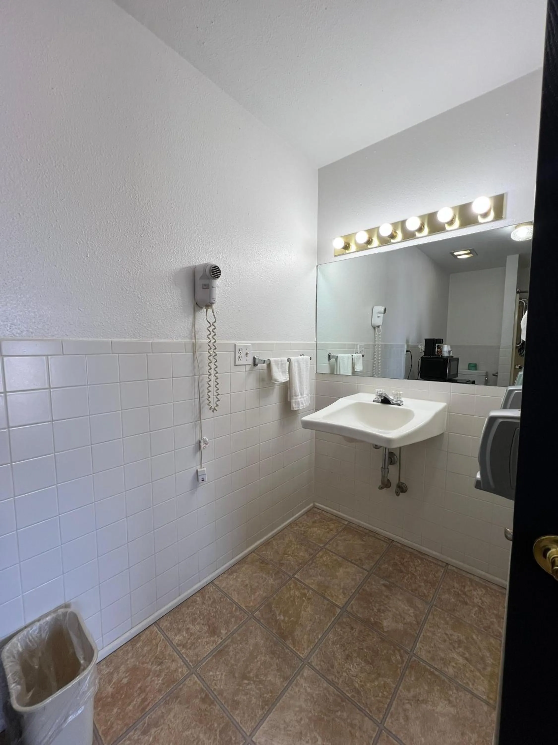 Bathroom in Capital O Marysville Surf Motel Kansas