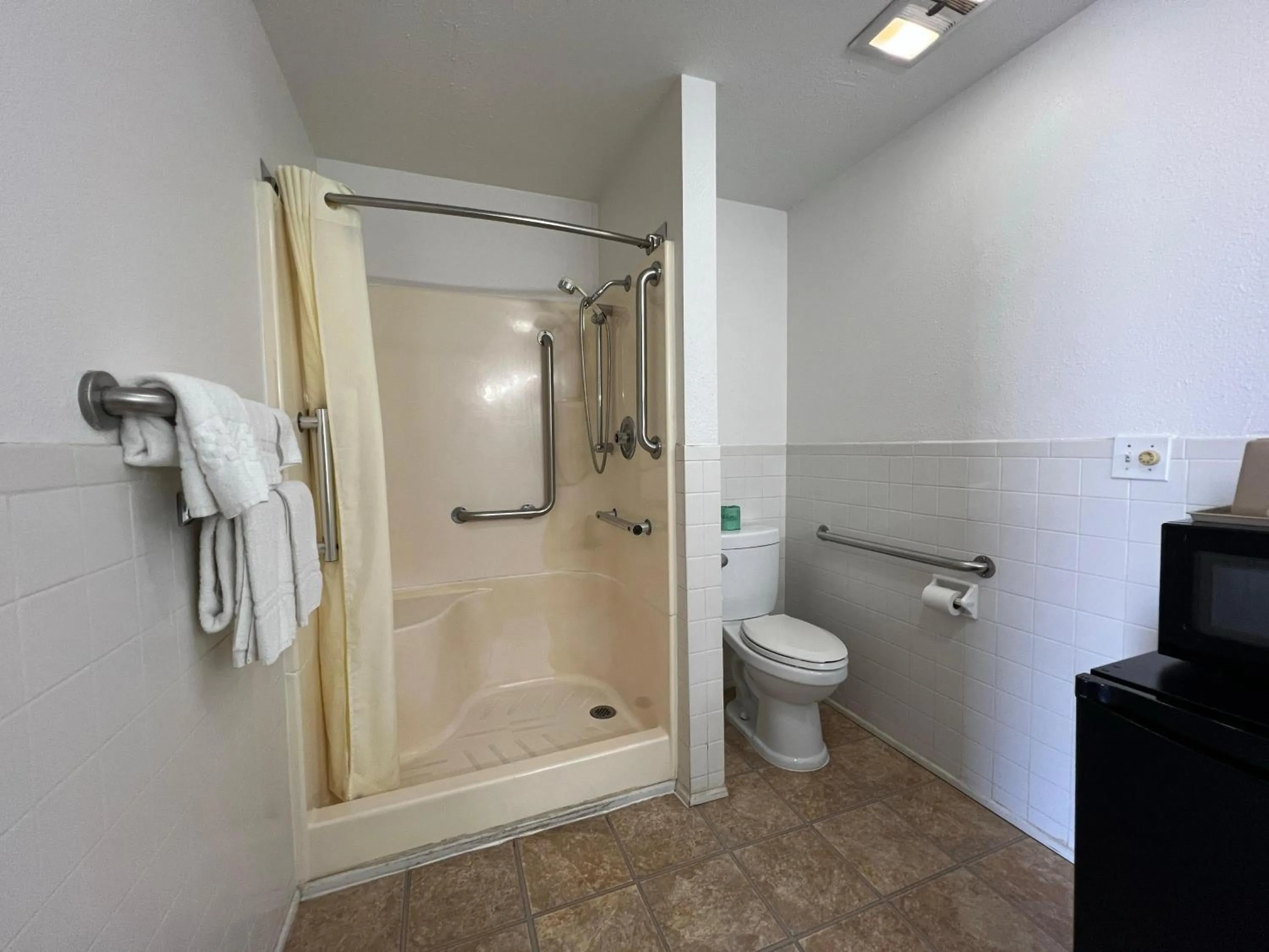 Bathroom in Capital O Marysville Surf Motel Kansas