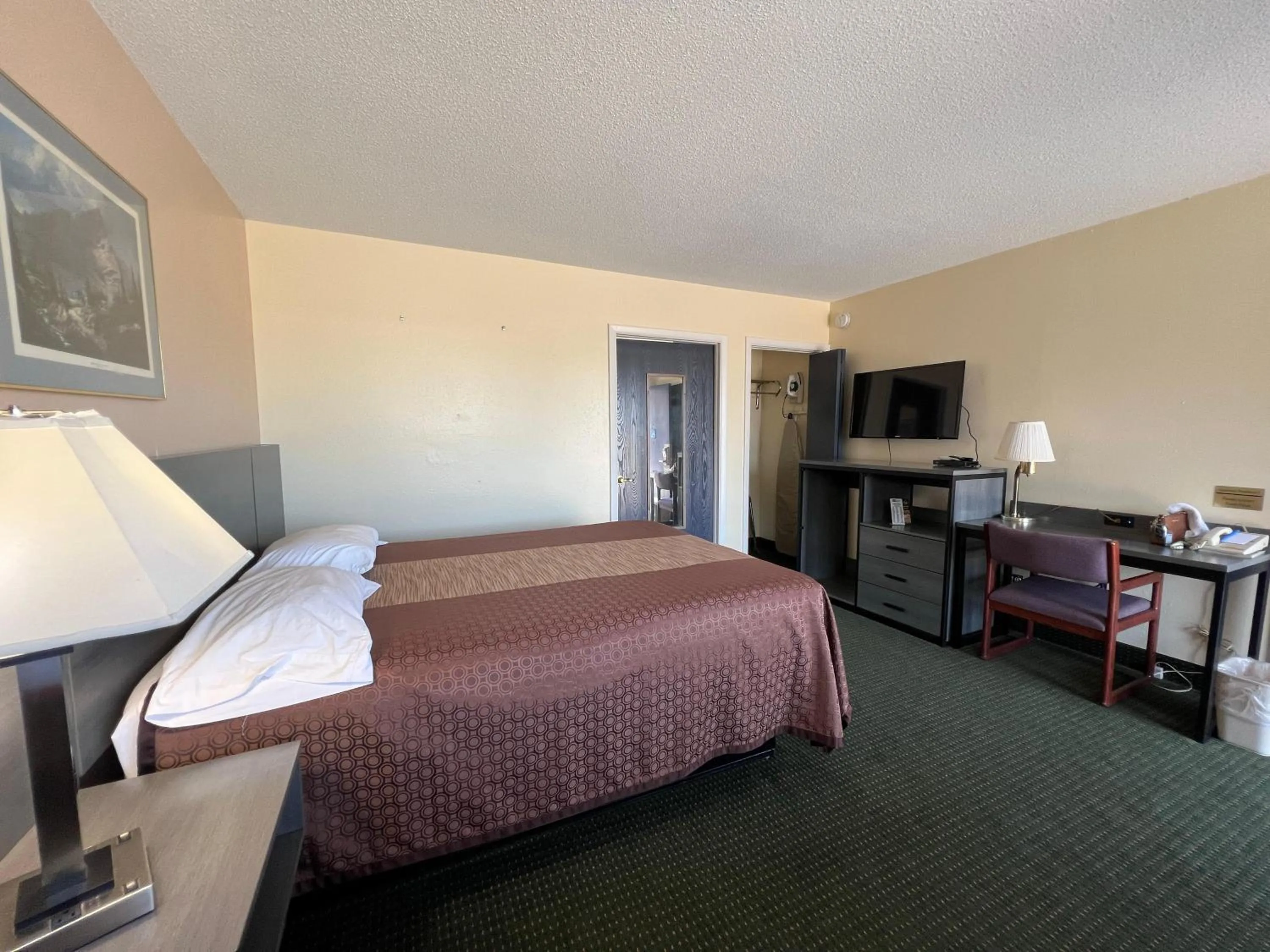 Bedroom, Bed in Capital O Marysville Surf Motel Kansas