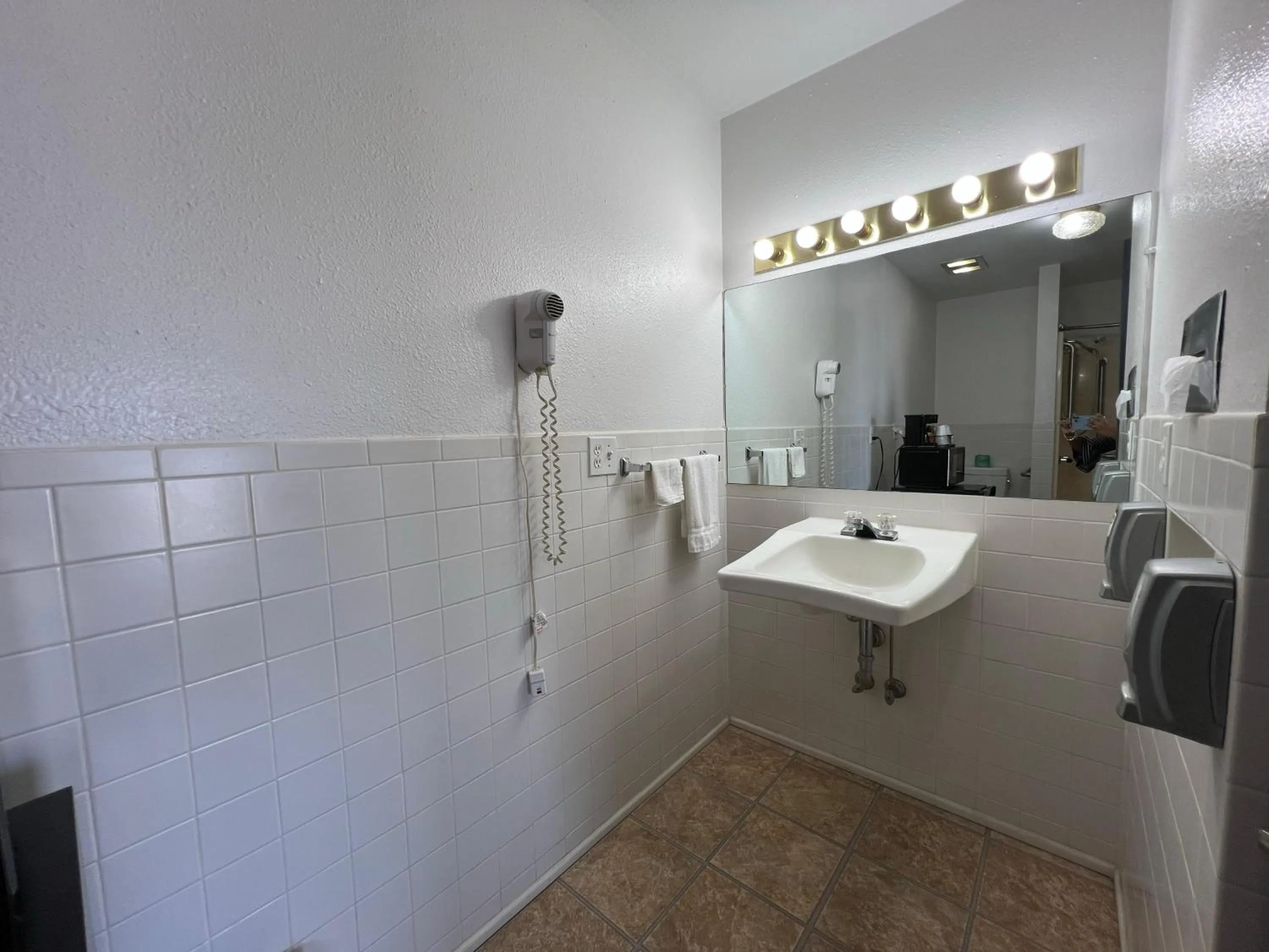 Bathroom in Capital O Marysville Surf Motel Kansas