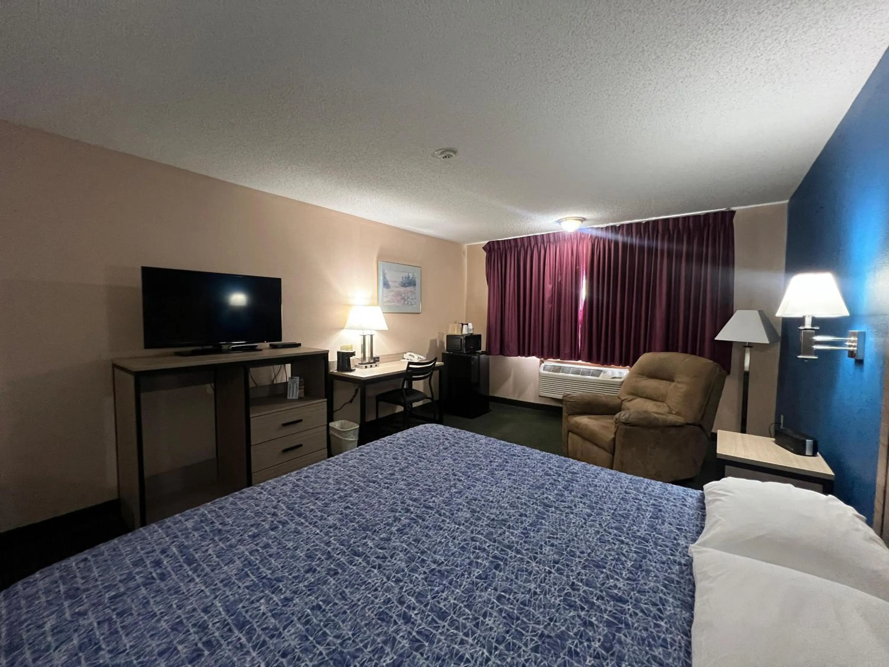 Bedroom, Bed in Capital O Marysville Surf Motel Kansas