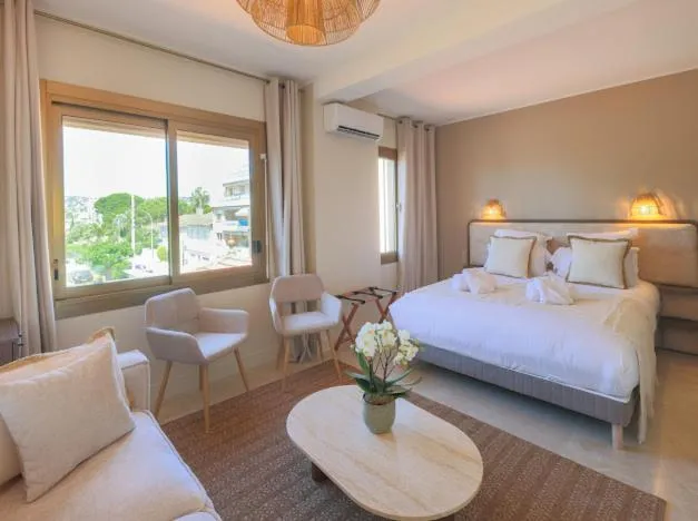 Photo of the whole room, Bed in Hôtel Lou Juan