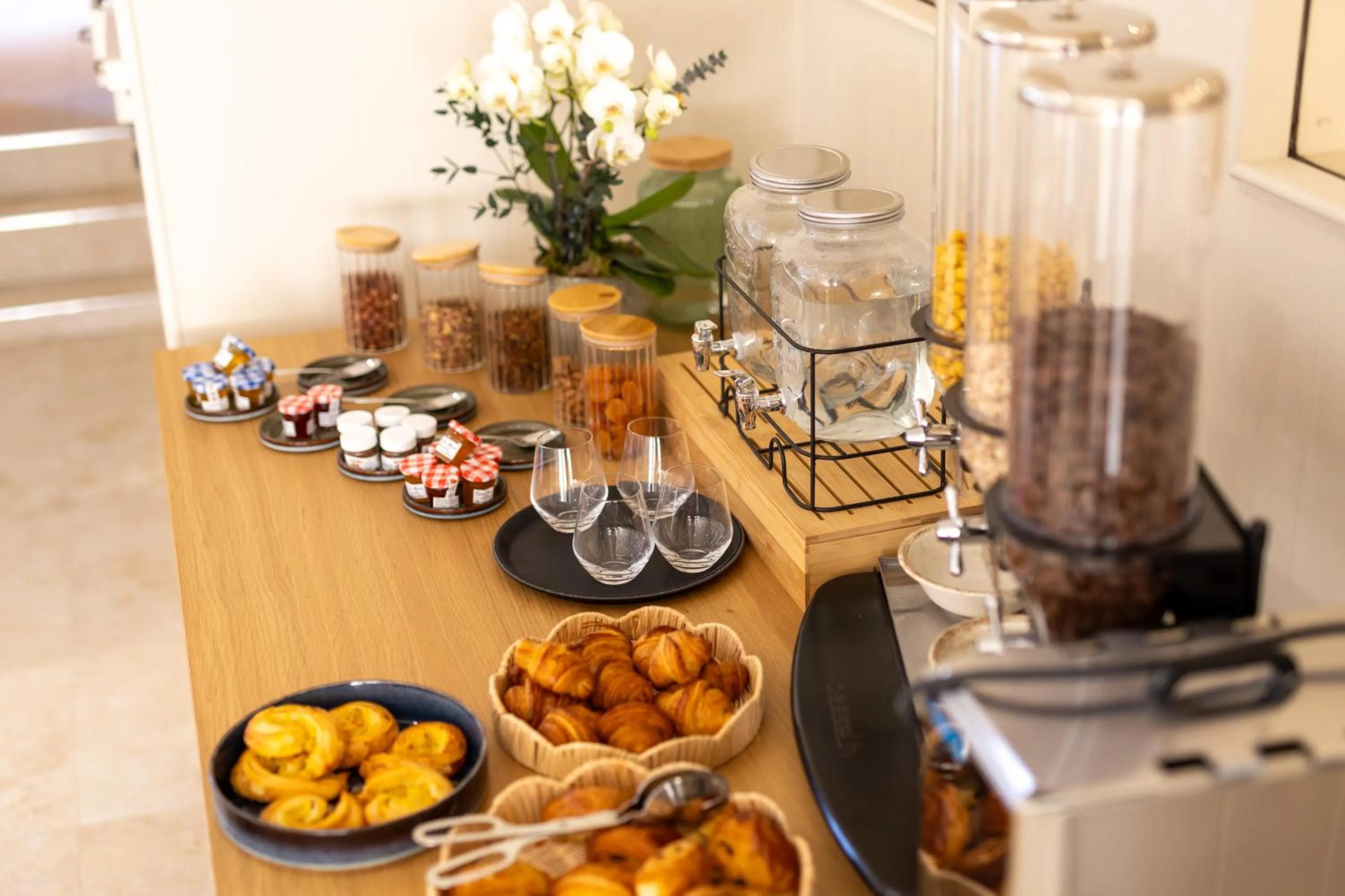 Breakfast in Hôtel Lou Juan