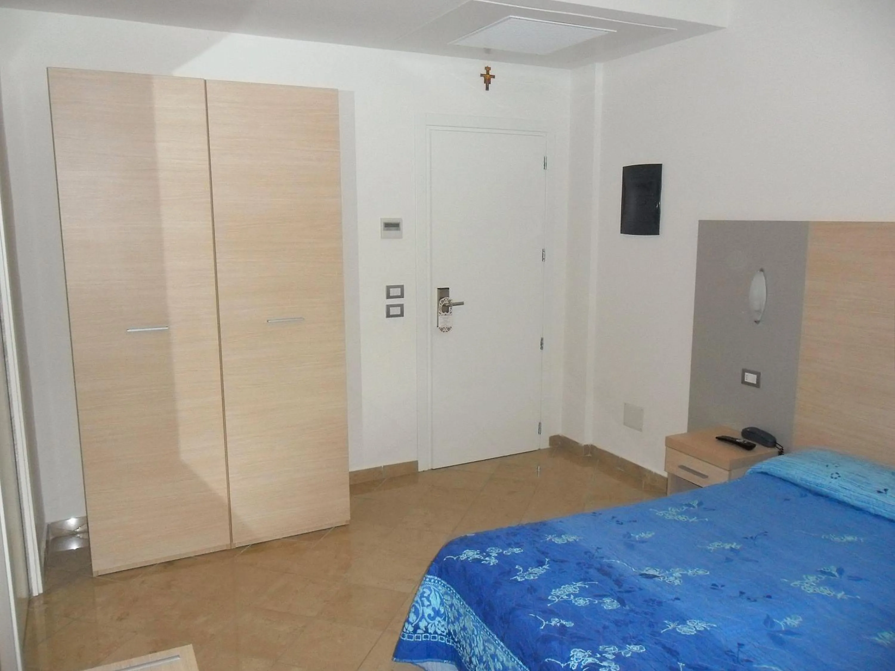 Photo of the whole room in Hotel Etoile