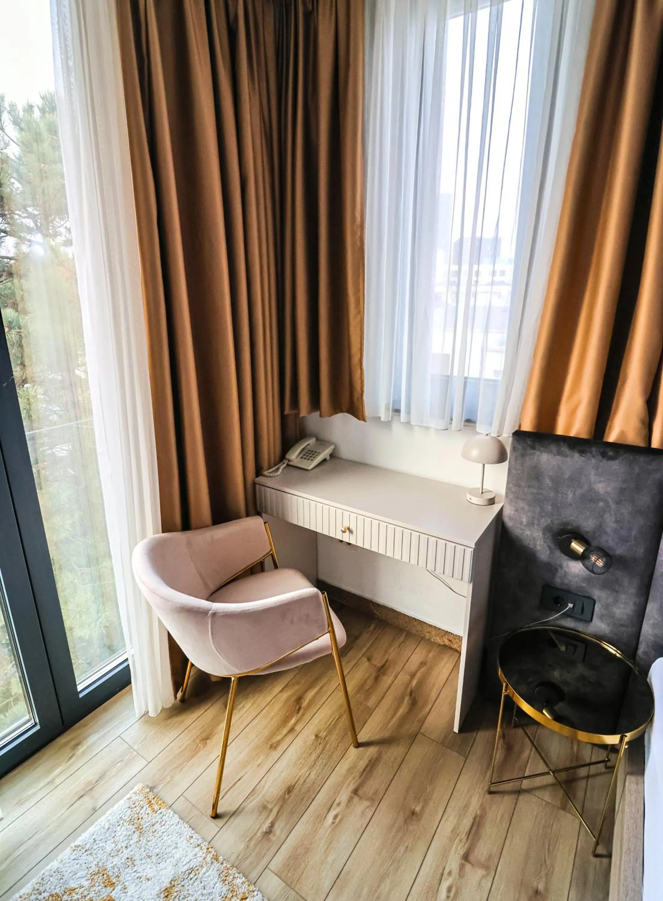 Seating area, Bed in The Hotel National