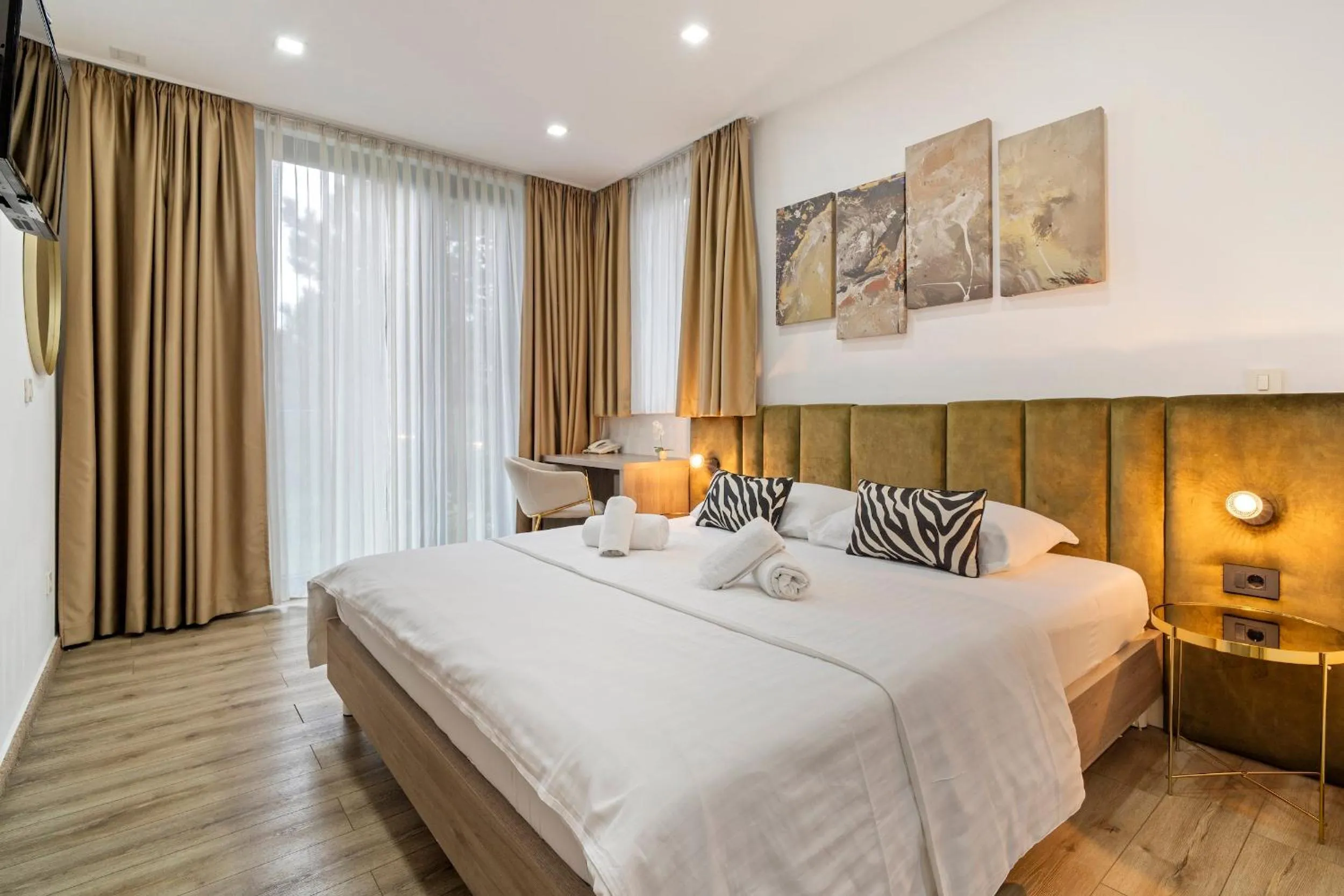 Photo of the whole room, Bed in The Hotel National