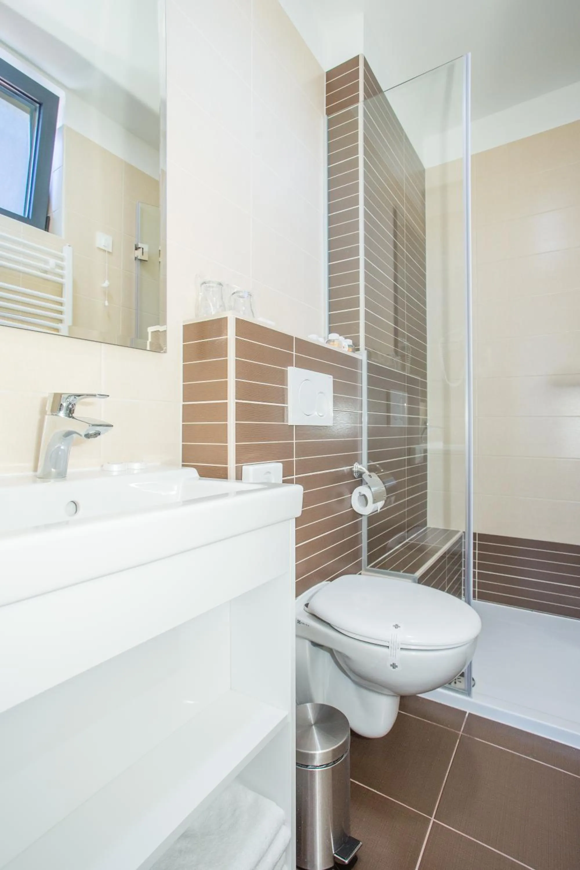 Shower in The Hotel National