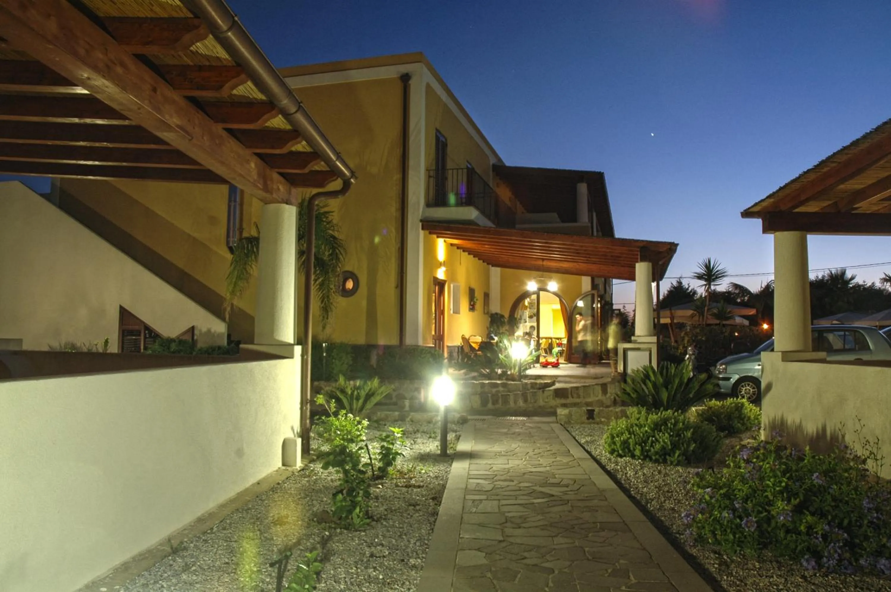 Restaurant/places to eat in Eolian Residence