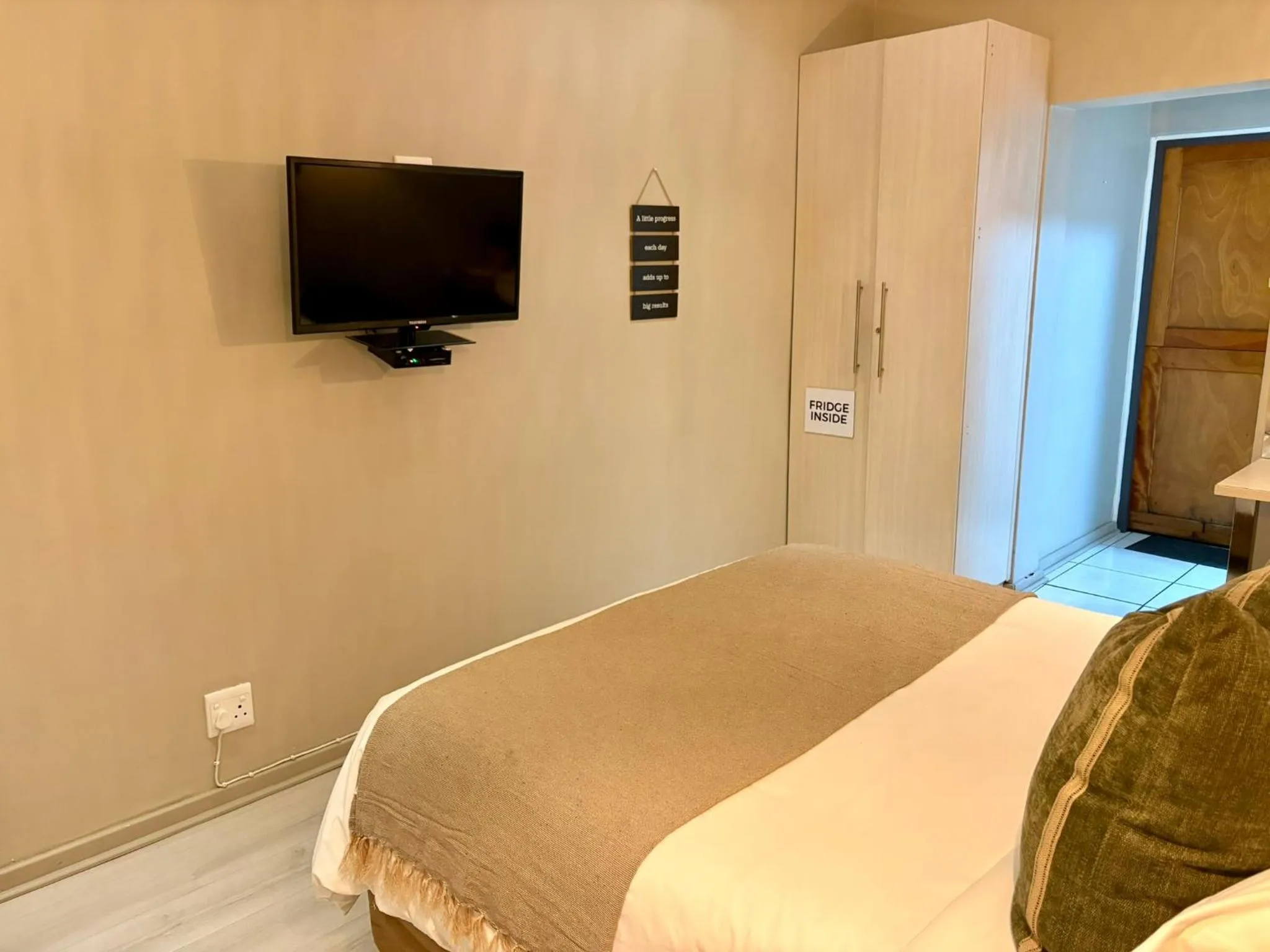 TV and multimedia, Bed in The Suburban Guest House