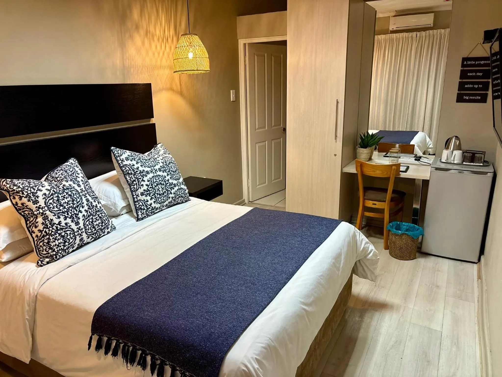 Coffee/tea facilities, Bed in The Suburban Guest House