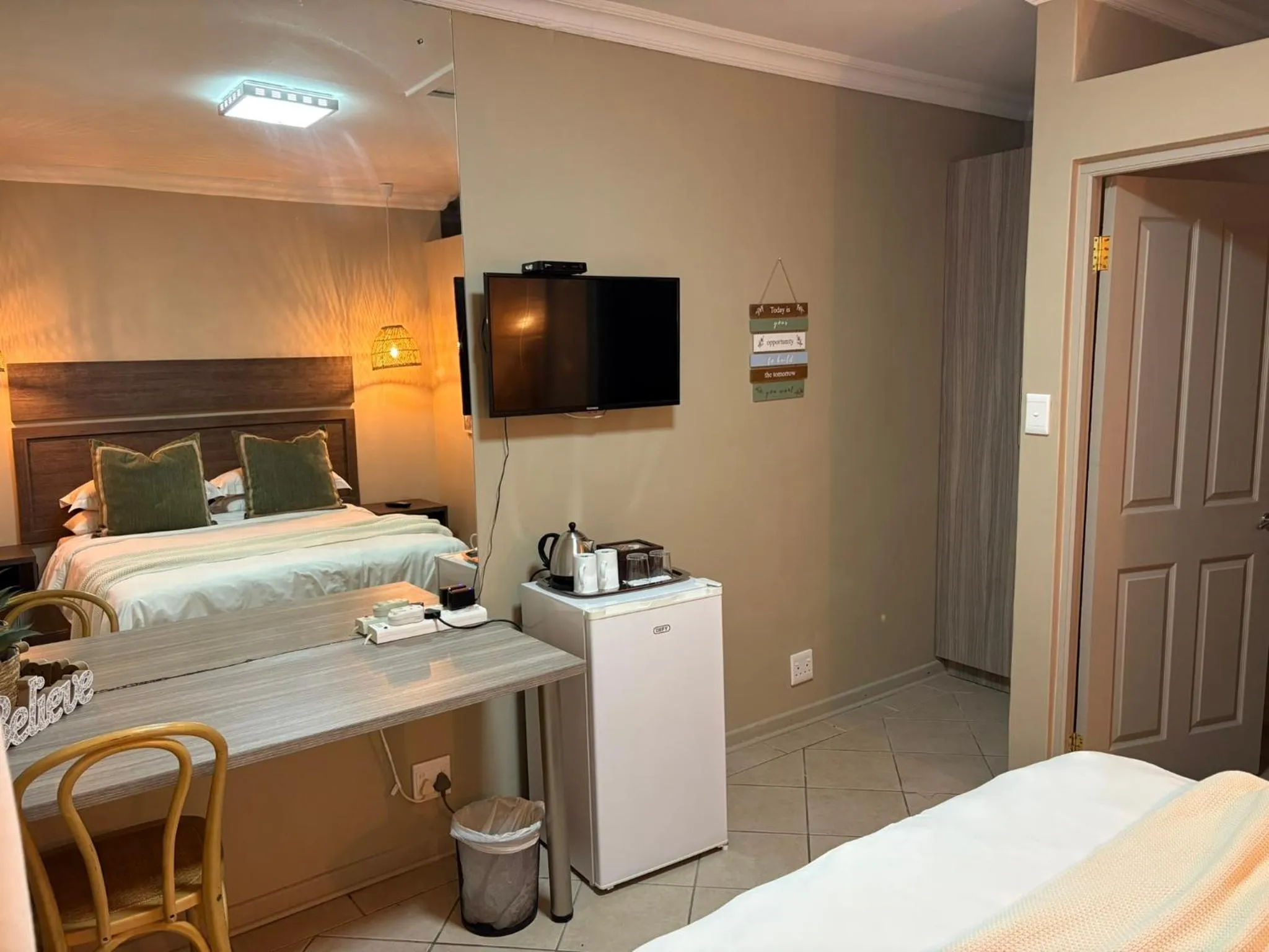 Coffee/tea facilities, Bed in The Suburban Guest House