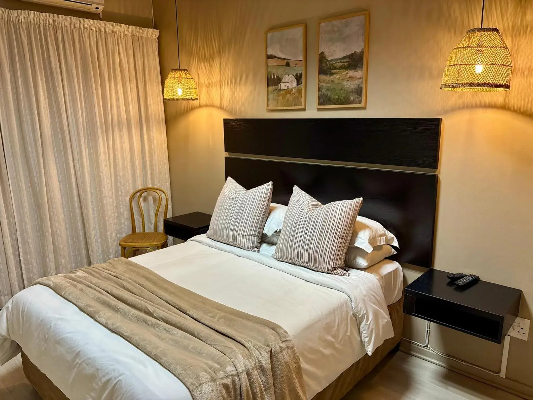 Standard Queen Room in The Suburban Guest House Standard Queen Room in The Suburban Guest House