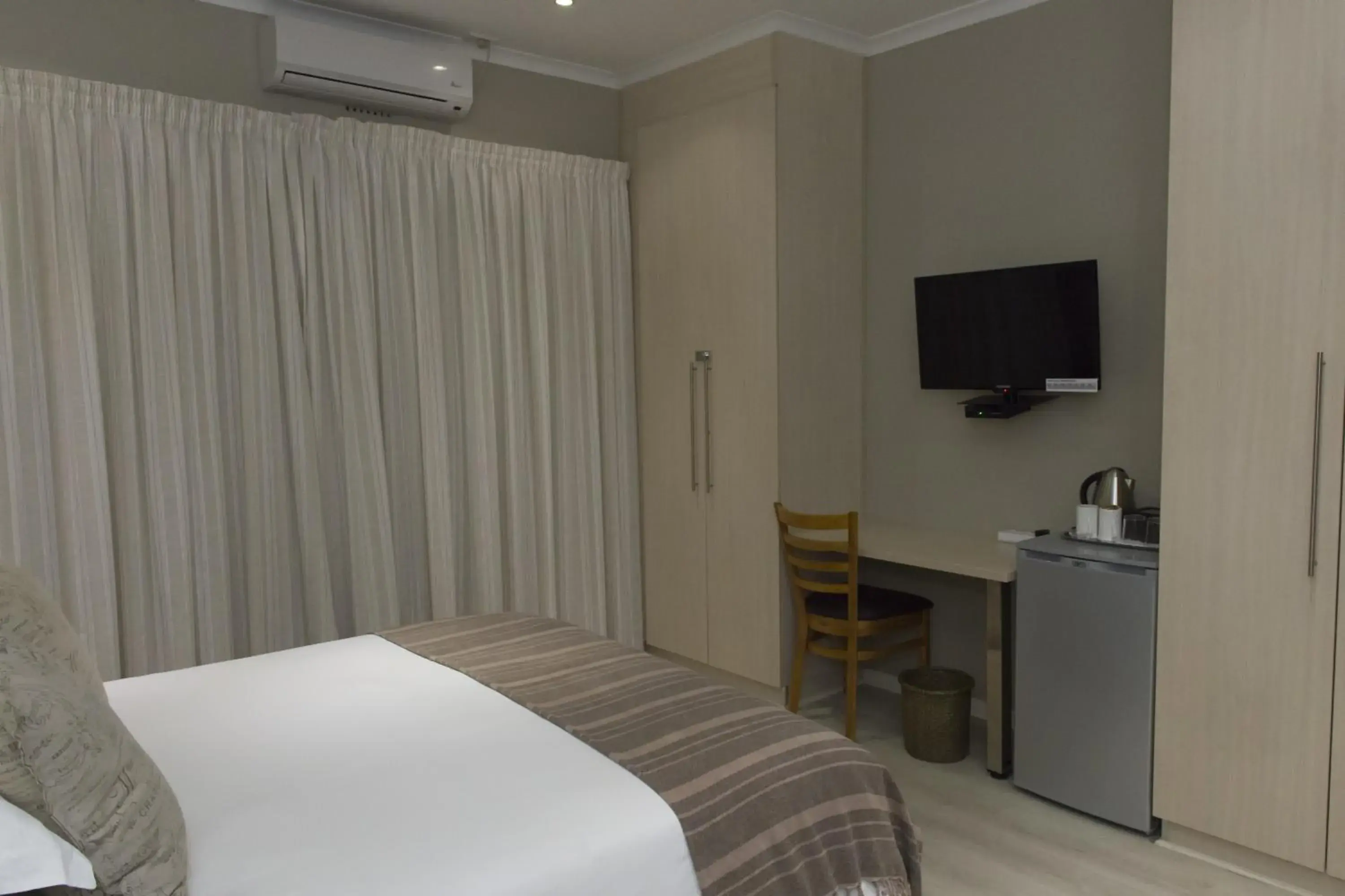 Luxury Queen Room - single occupancy - 1 in The Suburban Guest House Luxury Queen Room - single occupancy - 1 in The Suburban Guest House