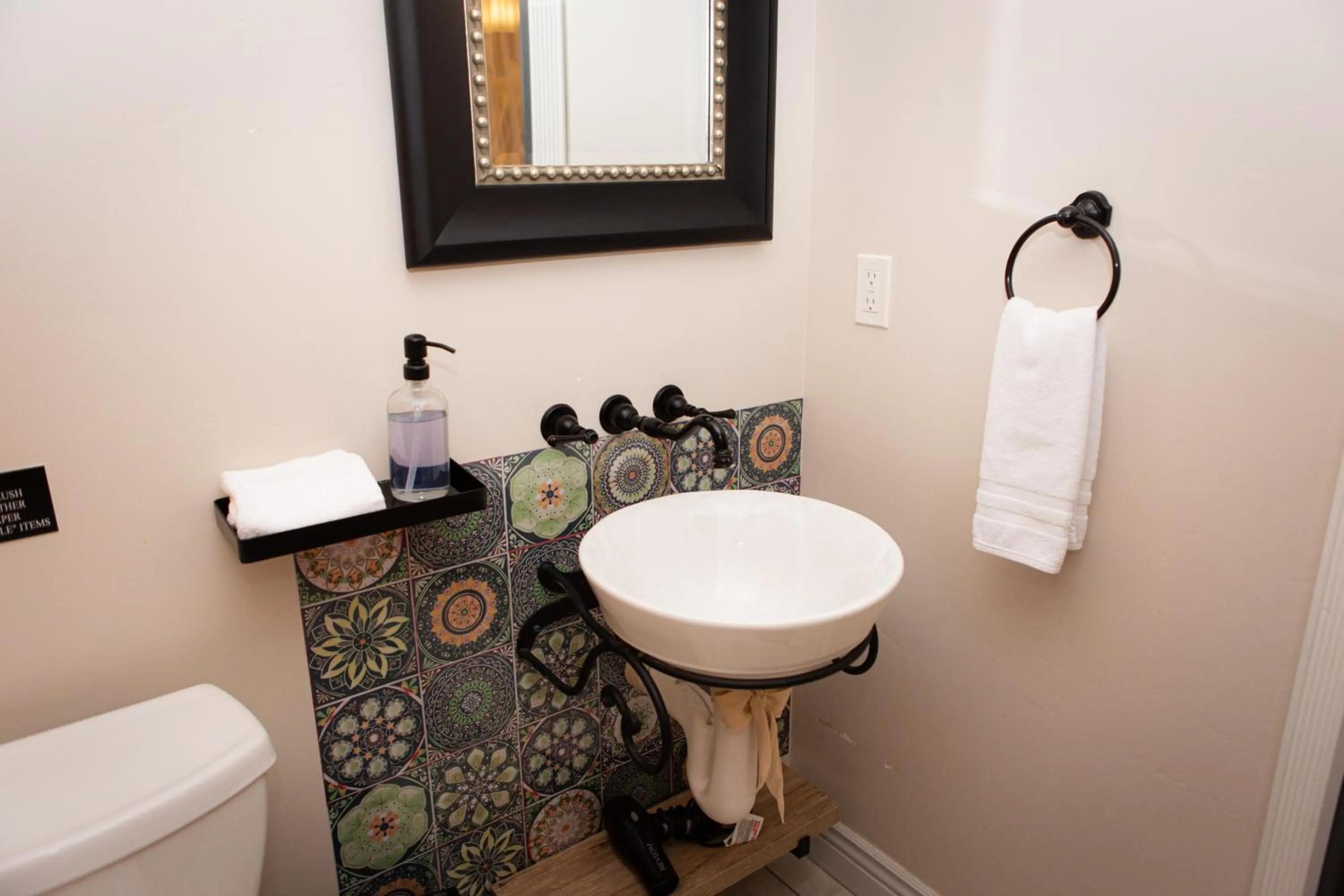 Hideaway Suites On 5th-Formally 5th East Hall