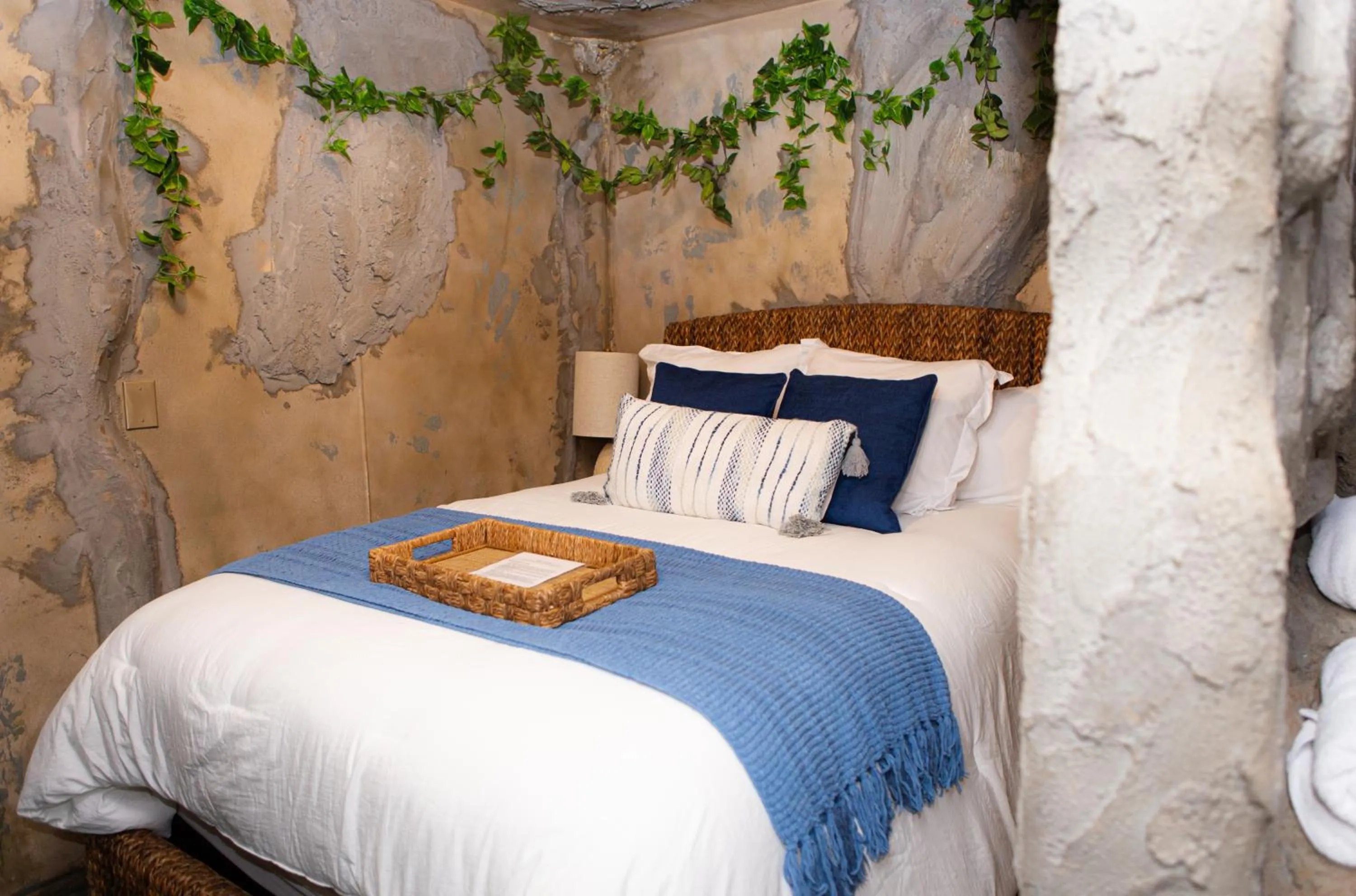 Deluxe Queen Room in Hideaway Suites On 5th-Formally 5th East Hall